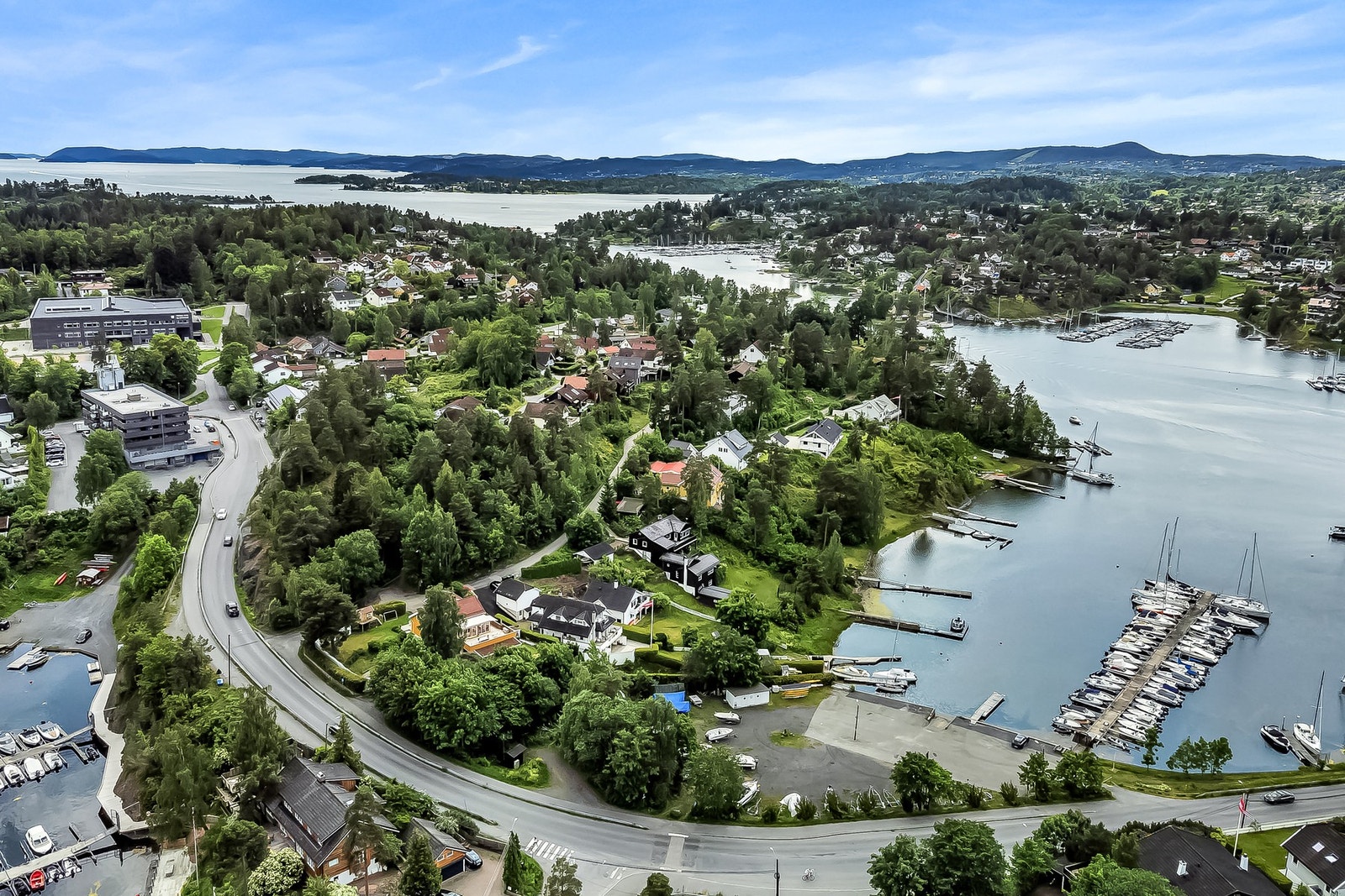 Eiendommen har sentral beliggenhet med nærbutikk, barnehage og barneskolen rett borte i veien. Galleribilde