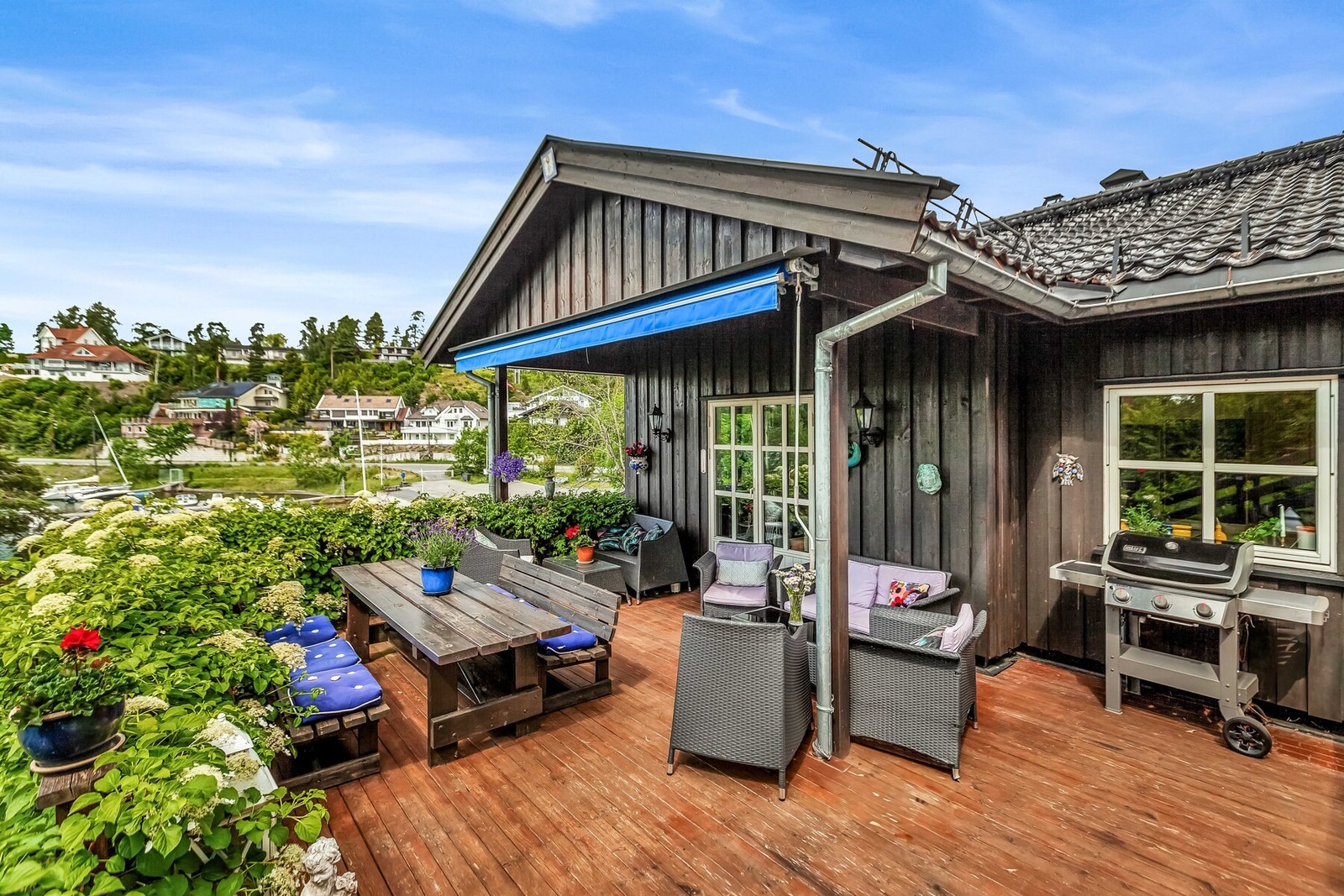 Fra stuen er det tilgang på en stor terrasse omkranset av flotte grøntområder. Galleribilde