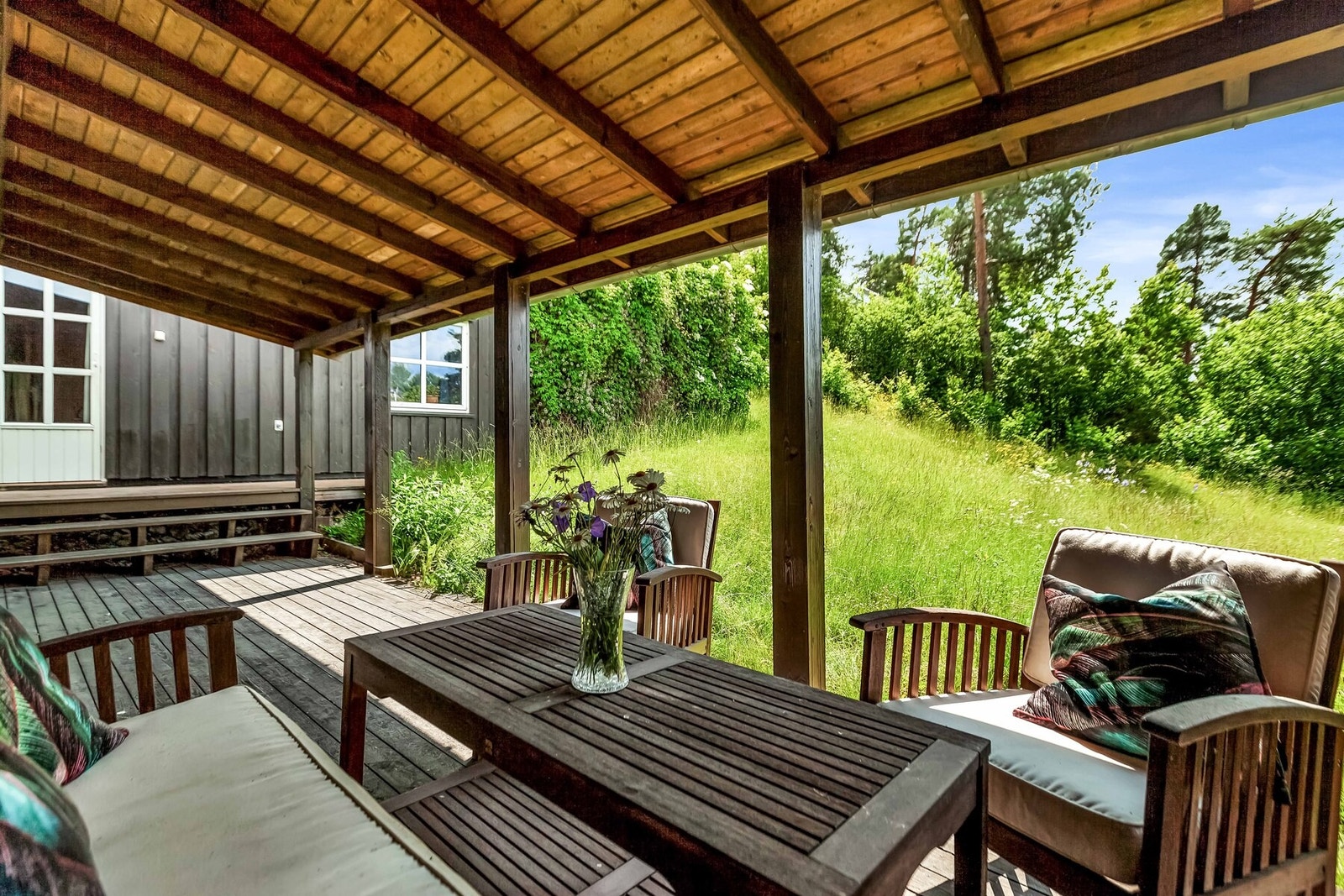 Her er det god plass til utemøbler og direkte tilgang til hagen. Galleribilde