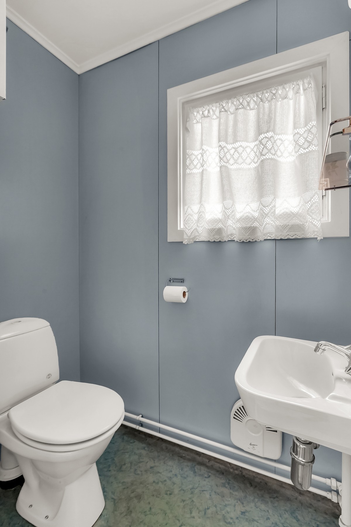 Det er også et toalettrom som ligger vegg i vegg med badet. Galleribilde