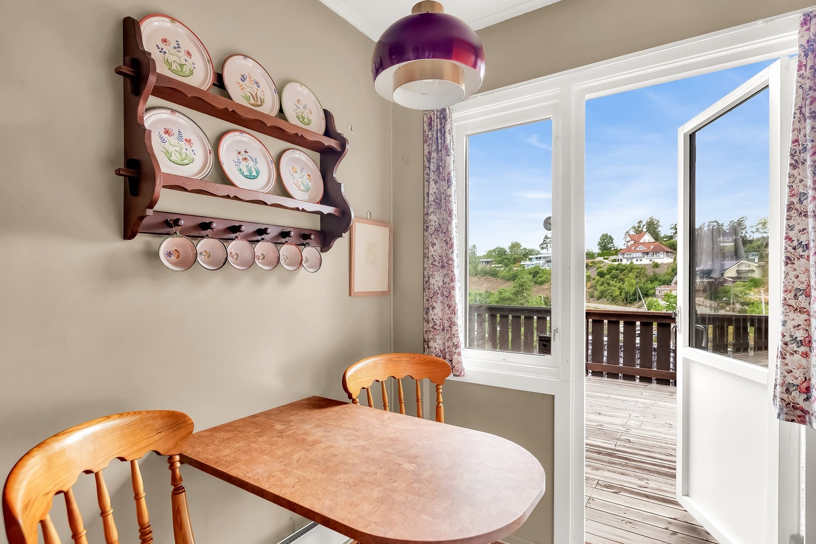 Fra kjøkkenet er det tilgang på en stor balkong. Det er også plass til et hyggelig kjøkkenbord for morgenkaffen og hverdagsmåltider. Galleribilde