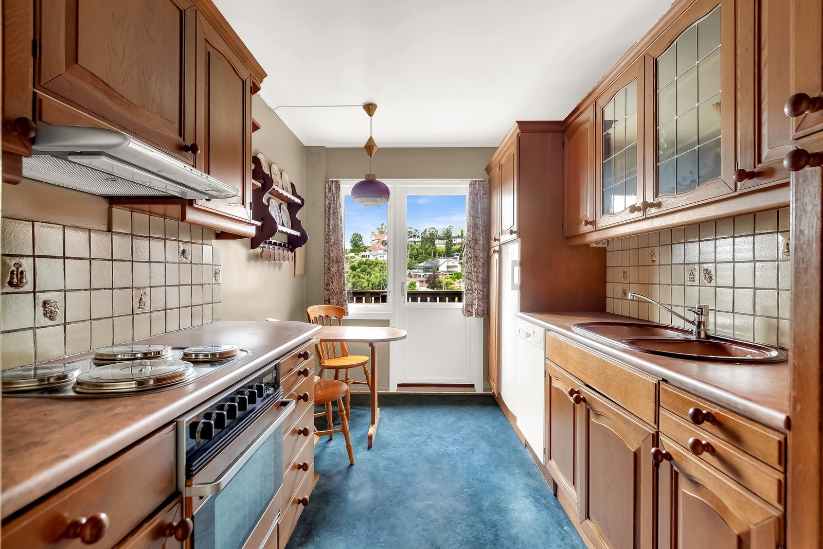 Kjøkkenet har samme flotte sjøutsikt som stuen og spisestuen. Galleribilde