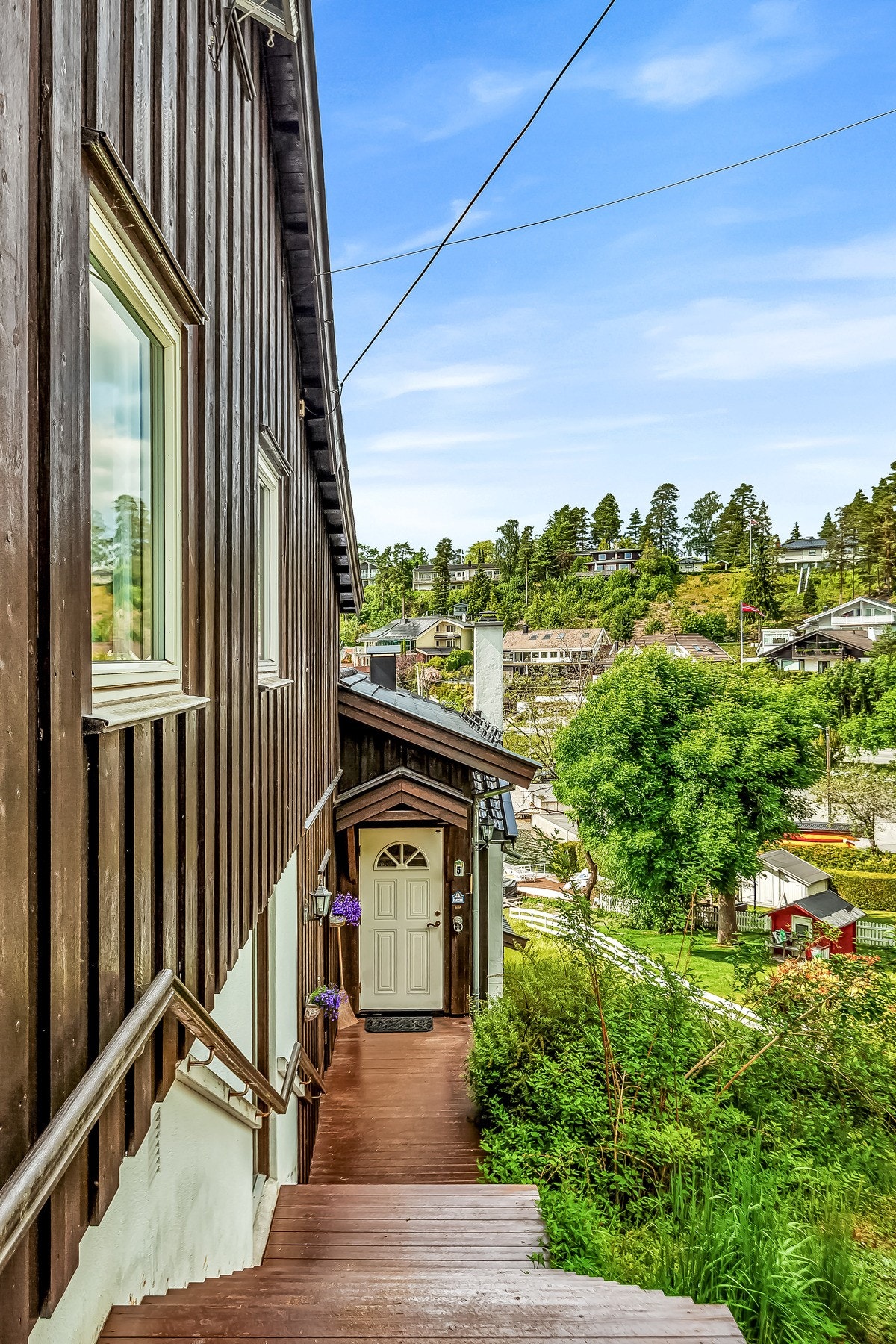 Tilbygget har separat inngang på nord-øst siden av boligen. Galleribilde