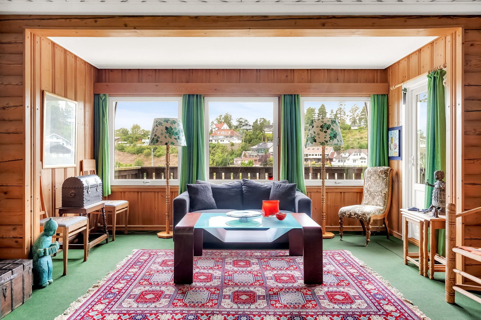 Store vindusflater gir naturlig lys og nærhet til naturen. Galleribilde