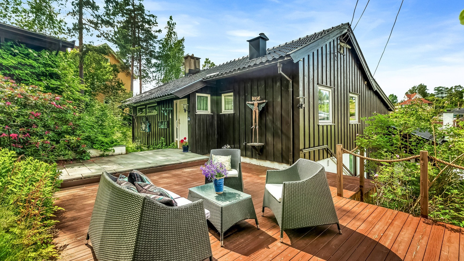 Et innbydende inngangsparti med god plass til hagemøbler. Galleribilde