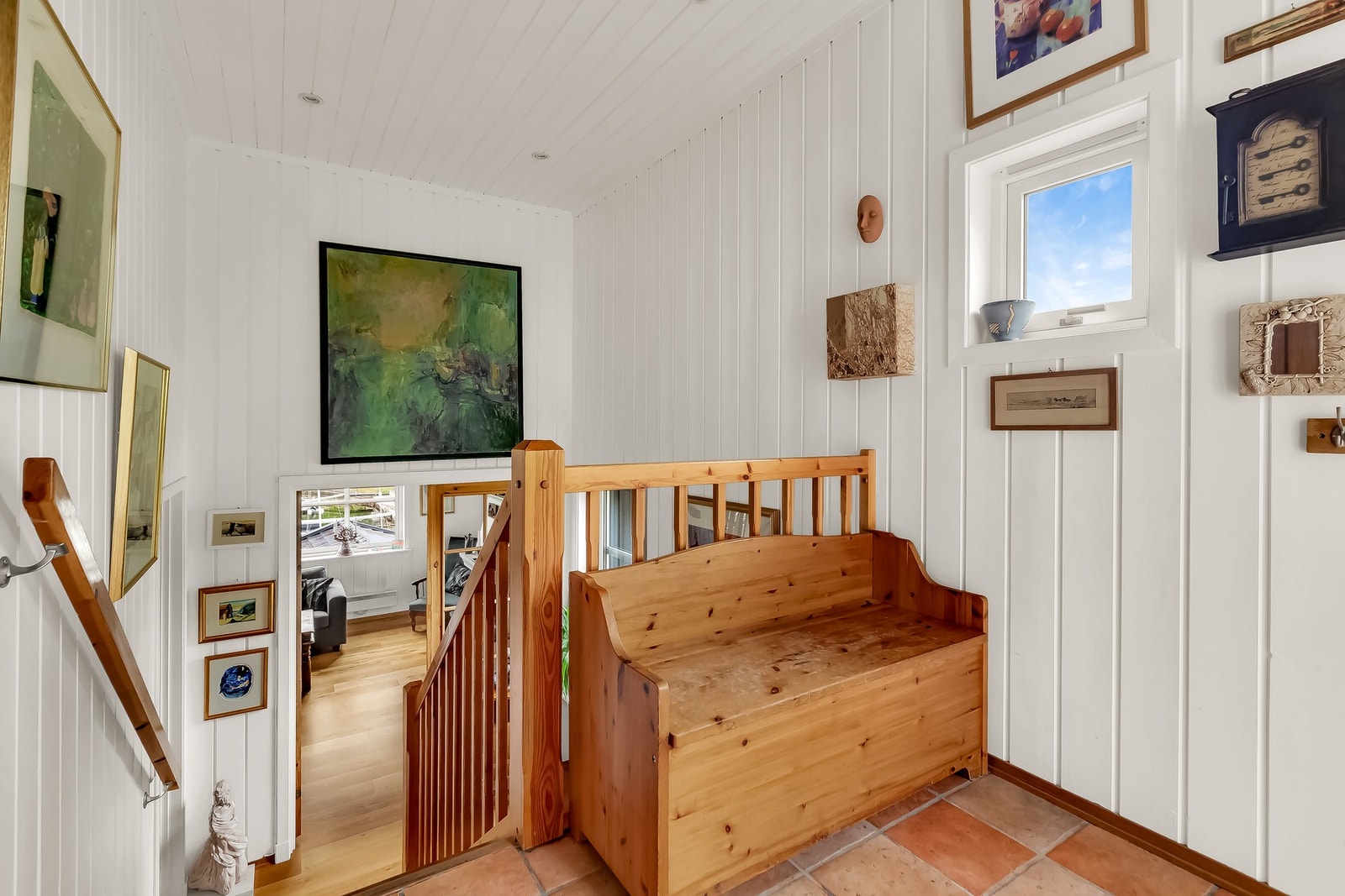 Vel innenfor inngangsdøren møter vi en entré med trapp ned til oppholdsrommene. Galleribilde