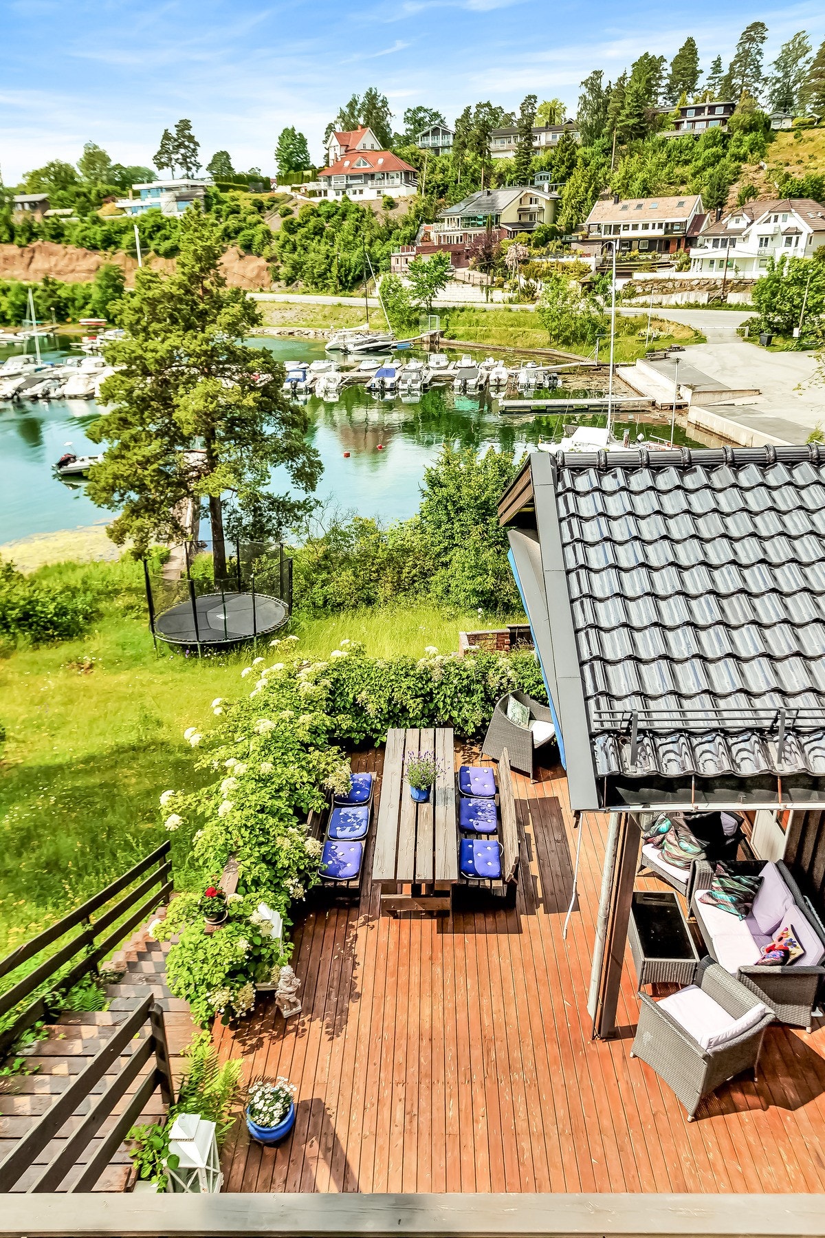 Fra terrassen er det enkel tilgang til hage og privat brygge. Galleribilde