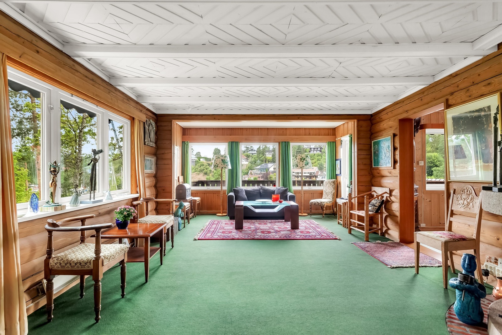 Lys og romslig stue med sjøutsikt. Galleribilde