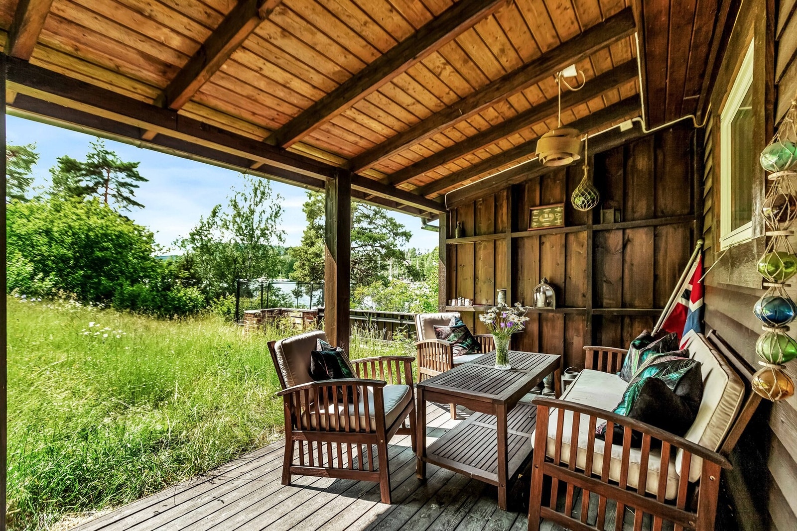 Annekset har en koselig overbygget terrasse ved inngangspartiet. Galleribilde