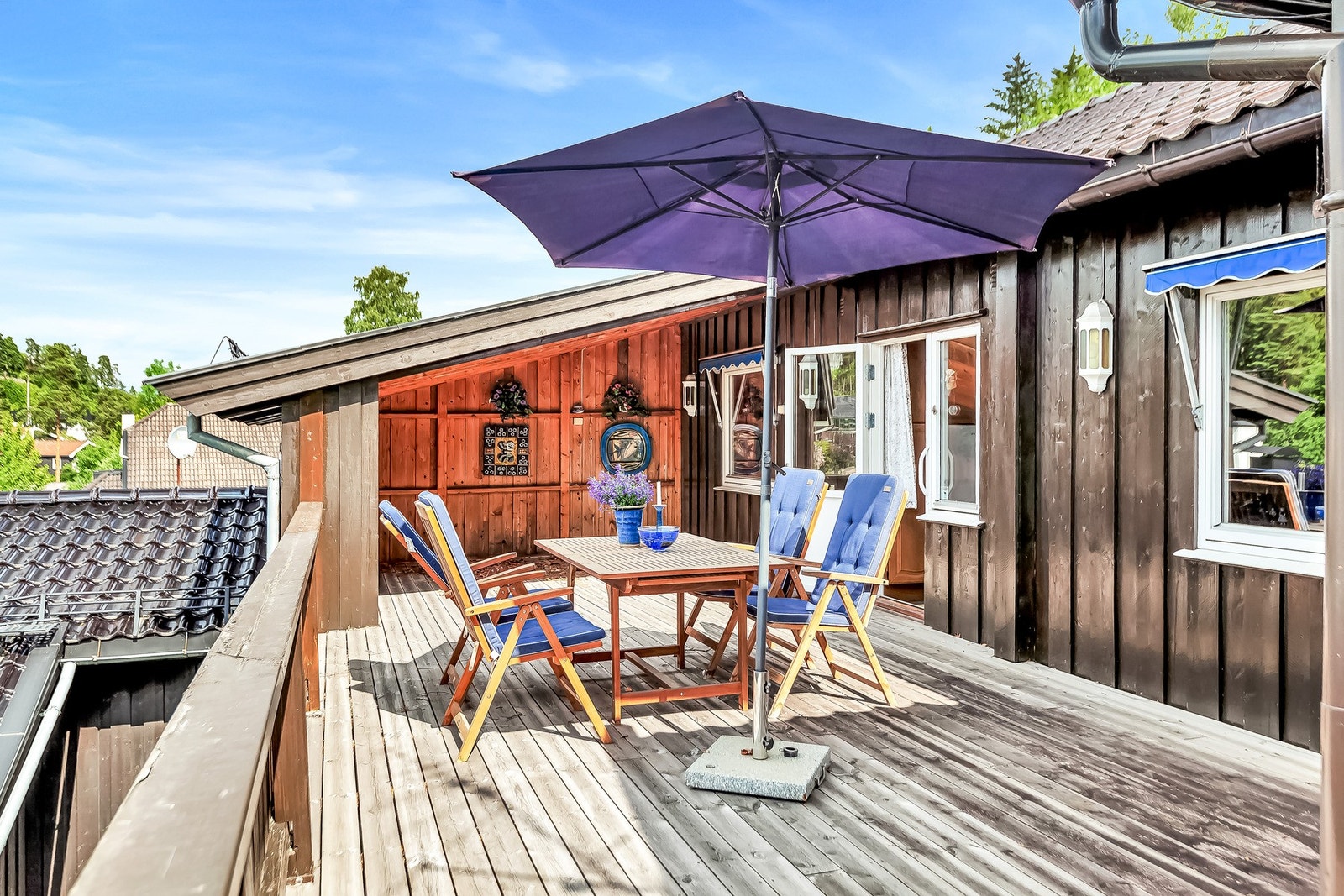 Balkongen er delvis overbygget, praktisk for de varmeste sommerdagene, eller en kjøligere høstdag. Galleribilde