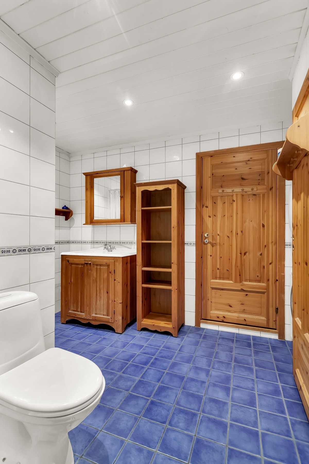 I underetasjen er det også et romslig bad med varme i gulvet. Galleribilde