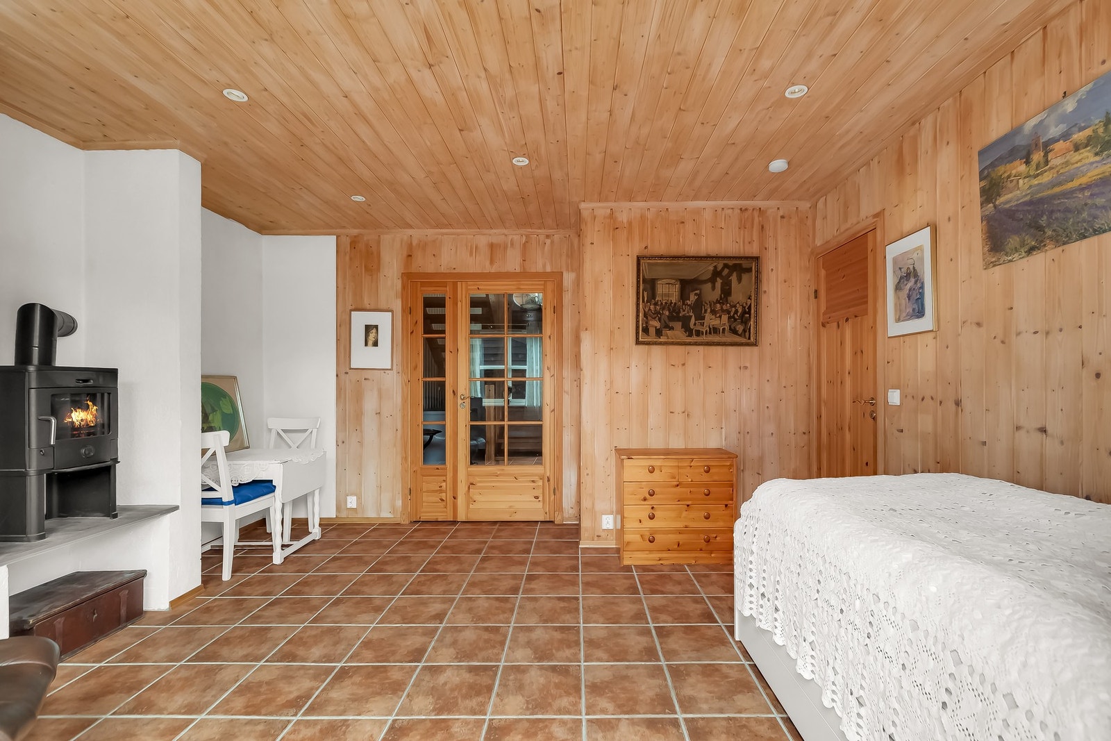 Rommet har peisovn og mange bruksmuligheter. Galleribilde