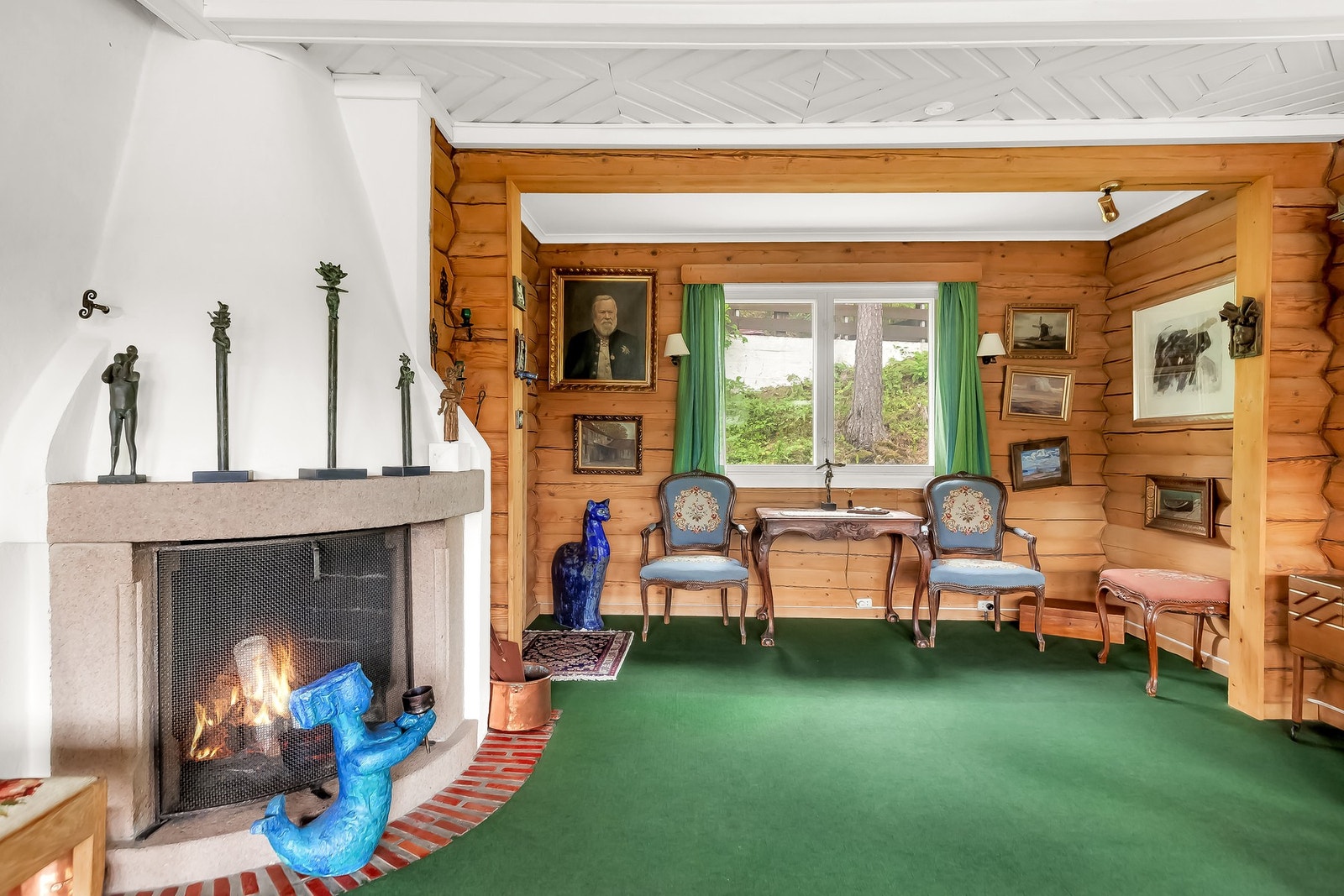 Det er også en flott plassbygget peis i teglstein i stuen. Galleribilde