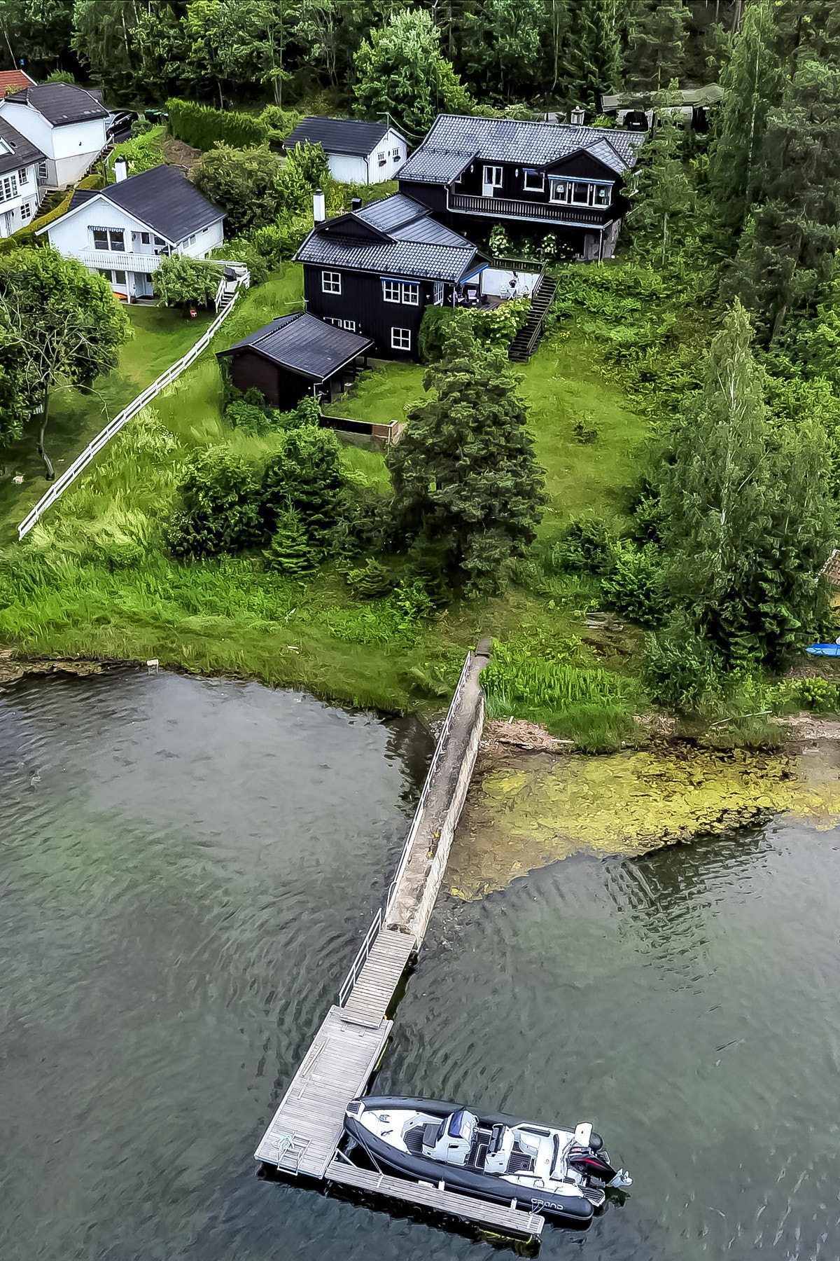 Med en eiendom som denne får familien hus og hytte i ett - her trenger dere dermed ikke å reise bort i feriene for å få hvilepuls! Galleribilde