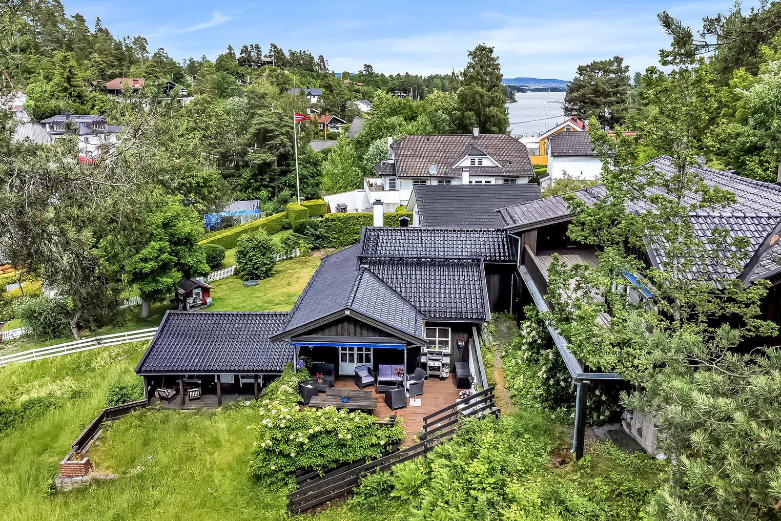 Dette er et eiendom som passer perfekt for en storfamilie eller om man vil bo flere generasjoner sammen. Galleribilde