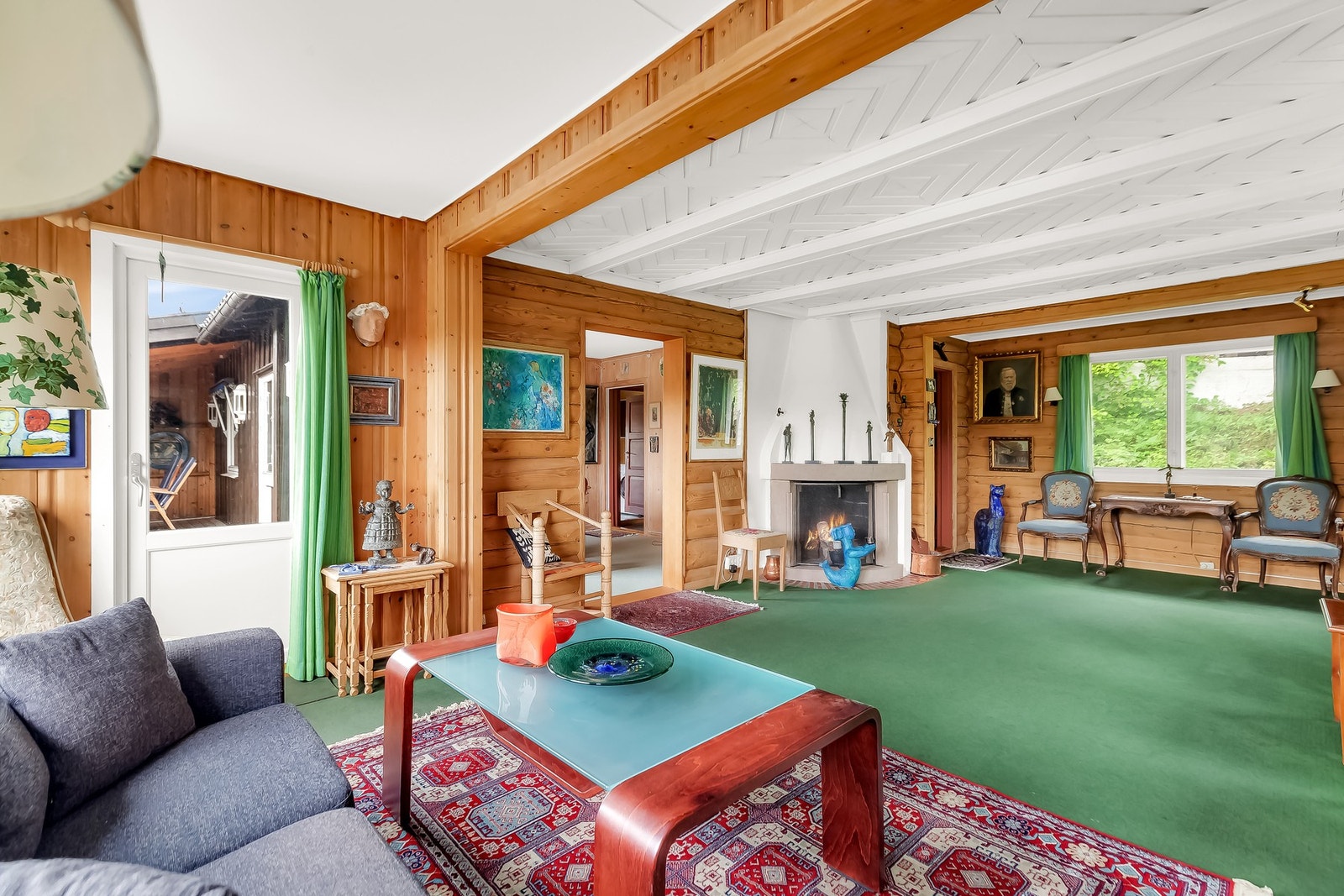 Stuen har god størrelse og det er plass til flere soner. Galleribilde