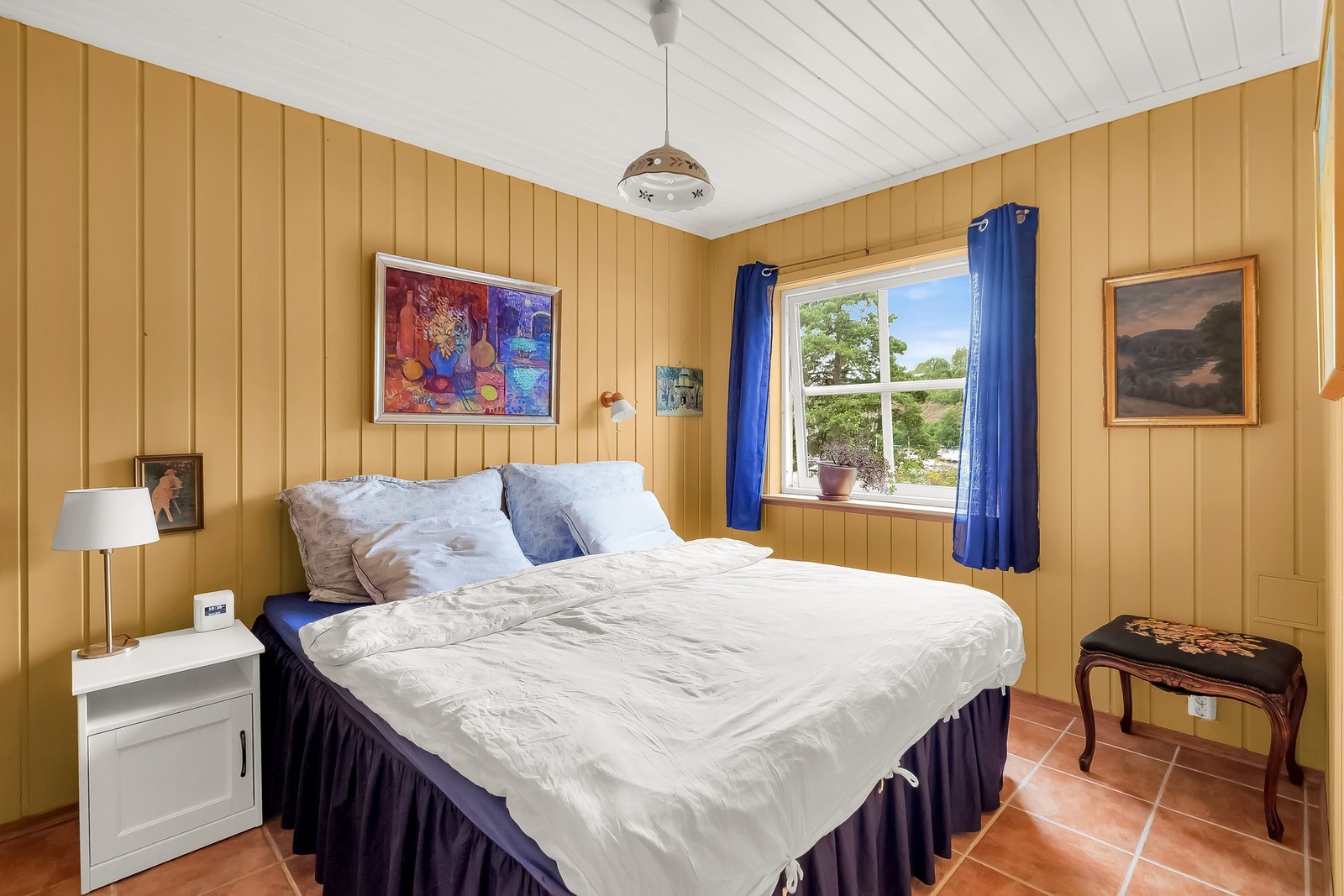 Det er ytterligere et soverom i underetasjen med plass til dobbeltseng og nattbord. Galleribilde