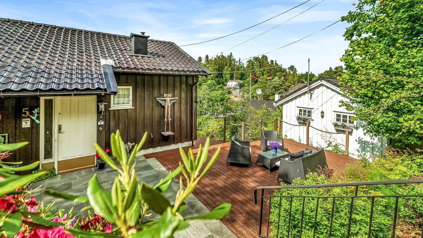 Inngangspartiet til den første boligen. Et hyggelig førsteinntrykk av eiendommen. Galleribilde