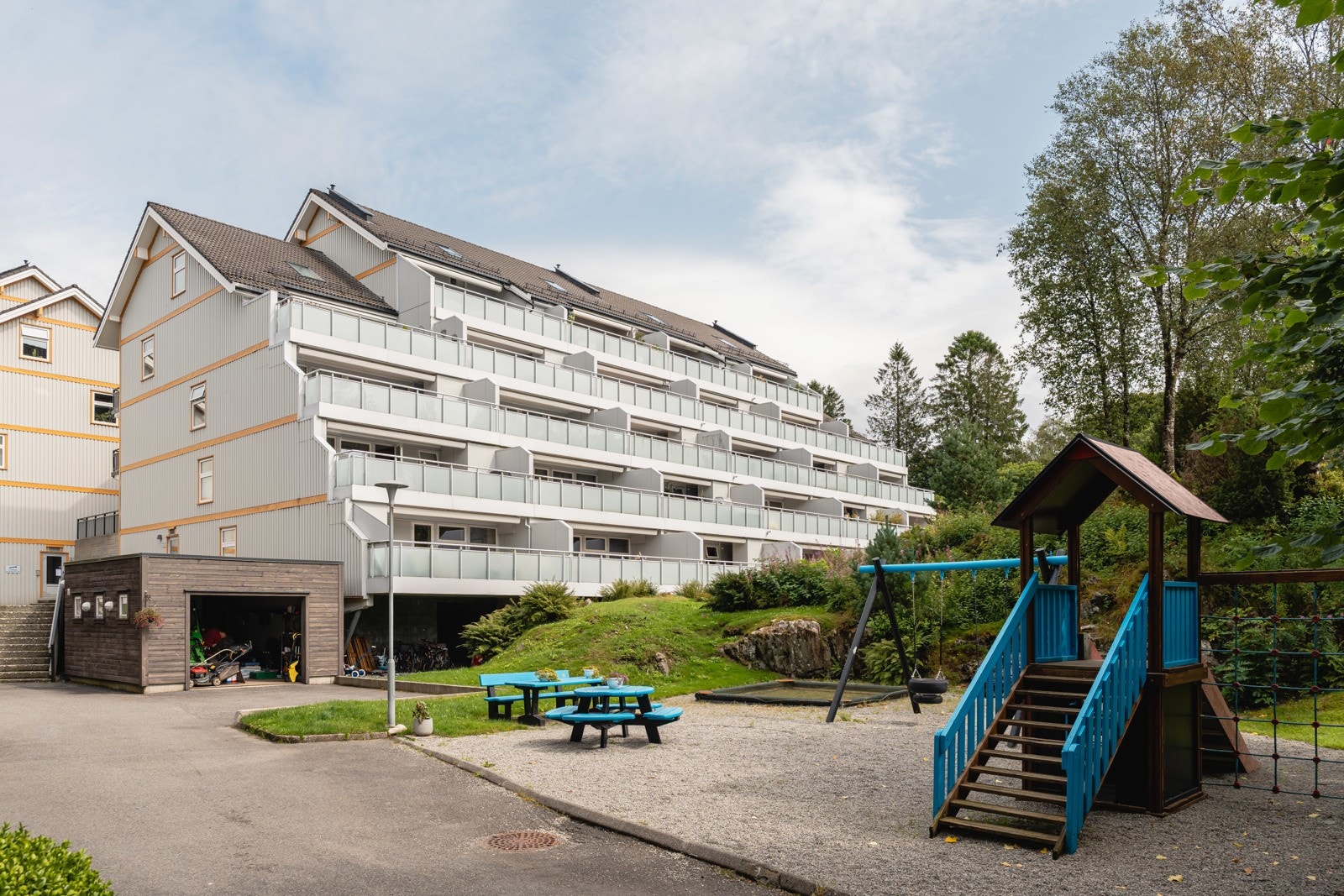 Saksarhaugen borettslag består av 93 andelsleiligheter fordelt over tre terrasseblokker. Galleribilde