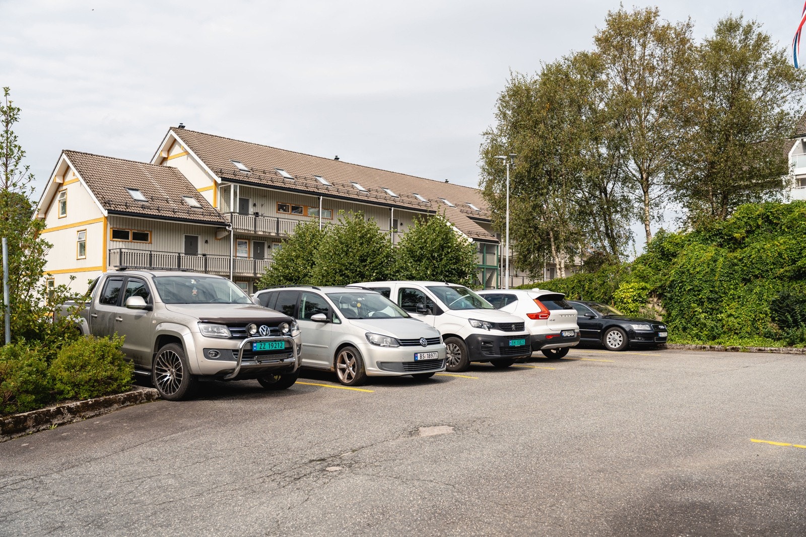 Borettslaget har stor gjesteparkering. Galleribilde