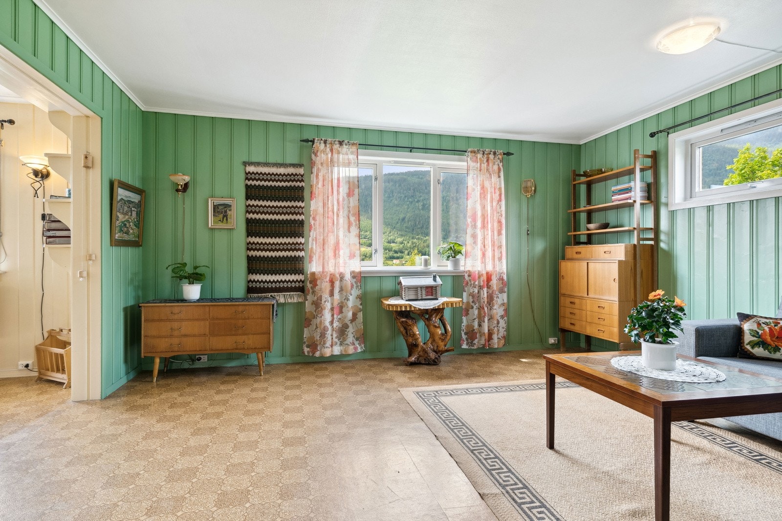 Den første stuen vi kommer til er av god størrelse, og har gode møbleringsmuligheter. Galleribilde