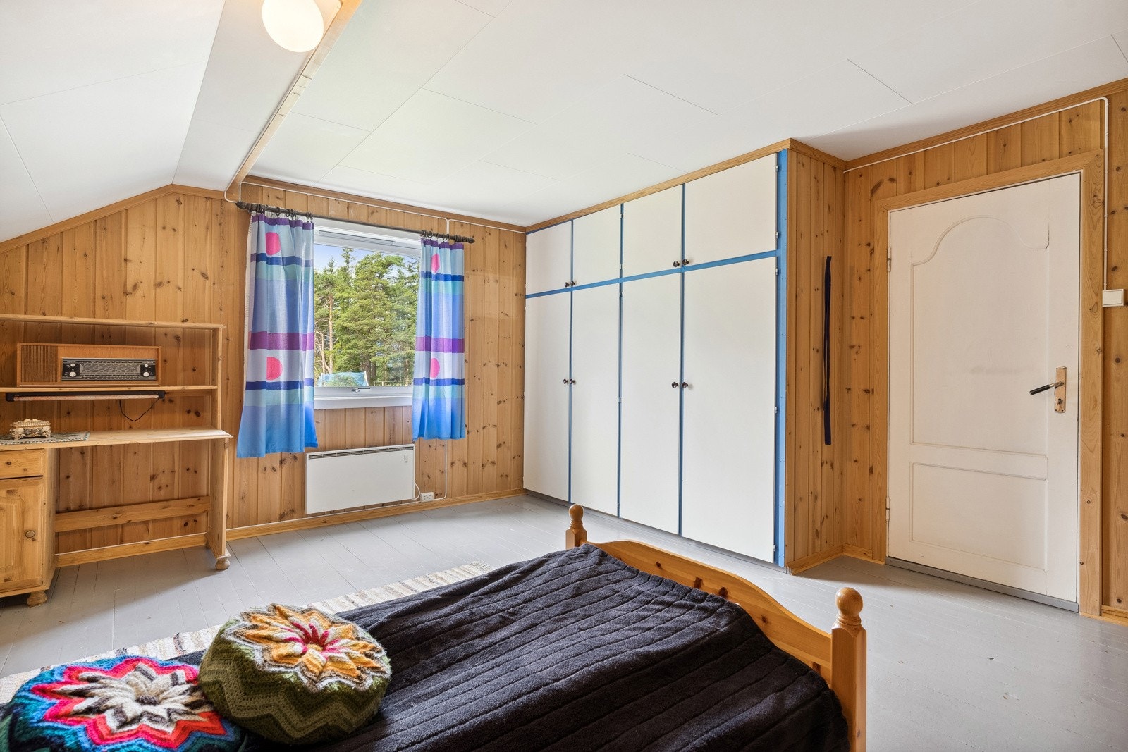 Tre av soverommene har innebygget garderobe med god plass til oppbevaring. Galleribilde