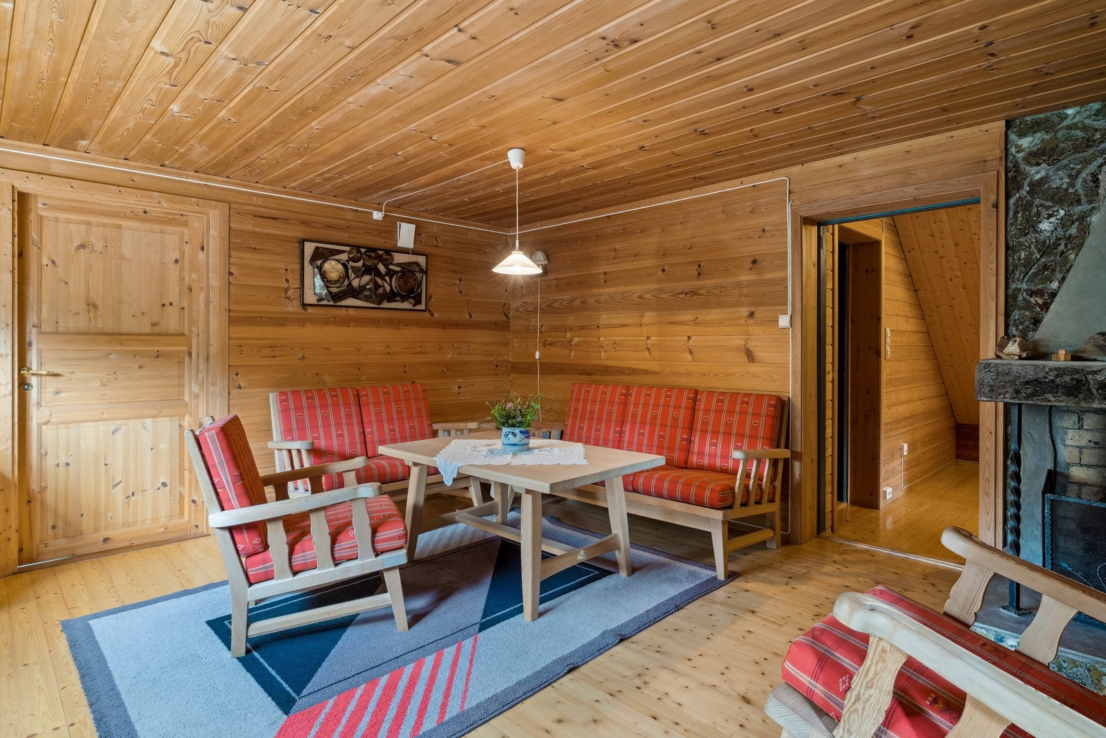 Kjellerstue med god plass til en sofagruppe og tilhørende tv-møblement. Rommene i kjelleren er oppgitt etter dagens bruk og kan avvike fra oppinnelige byggetegninger. Galleribilde