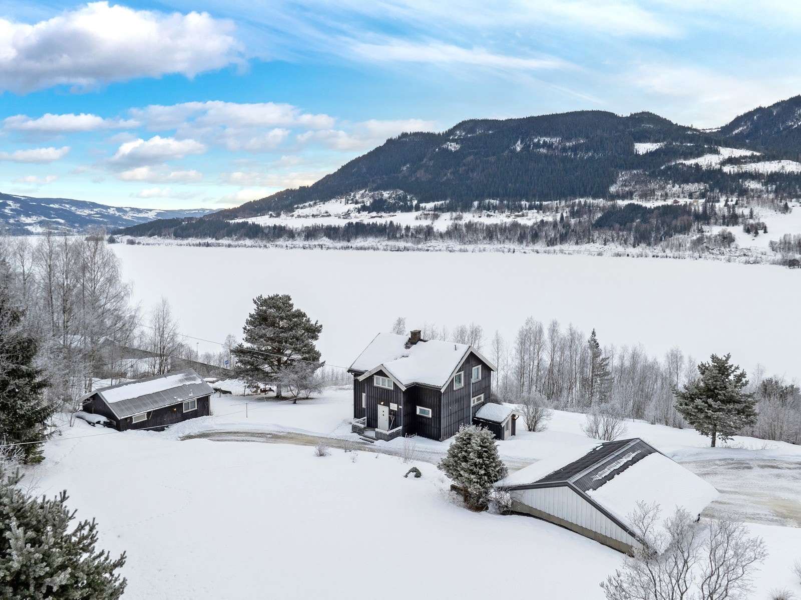 Eiendommen ligger idyllisk til på Fåvang, med utsikt over Gudbrandsdalslågen. Galleribilde