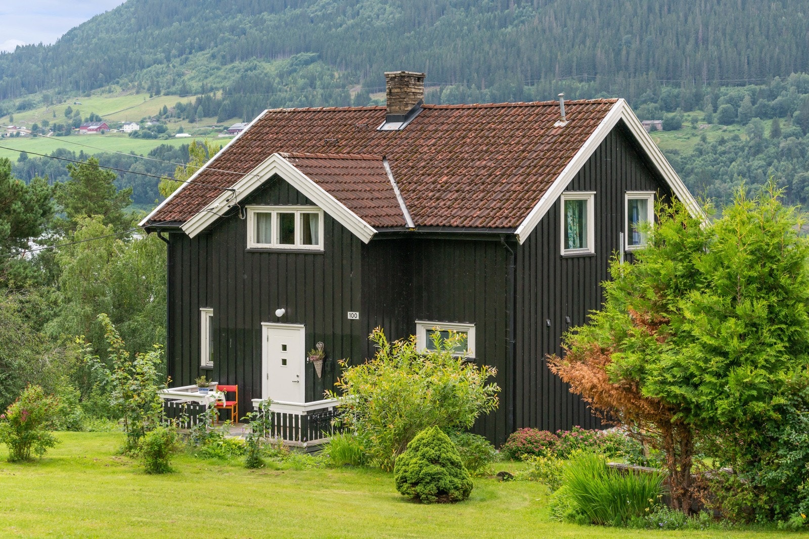 Med sine to stuer, spisestue, fem soverom, to bad, dobbelgarasje og uthus har denne eiendommen et godt potensial for å bli et drømmehjem. Galleribilde