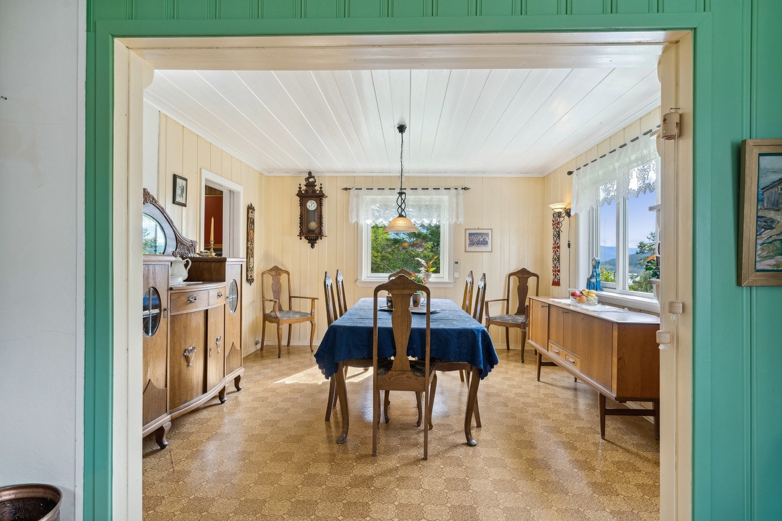 Boligen har mange vindusflater som sørger for rikelig med lysinnslipp, og som bidrar til at boligen oppleves som lys og luftig. Galleribilde