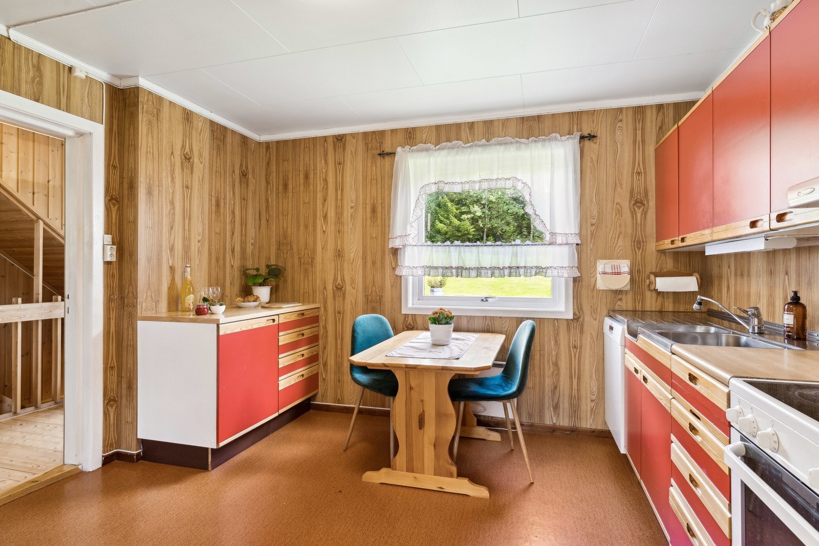 Fra spisestua har du tilgang til kjøkkenet, som er av god størrelse. Galleribilde