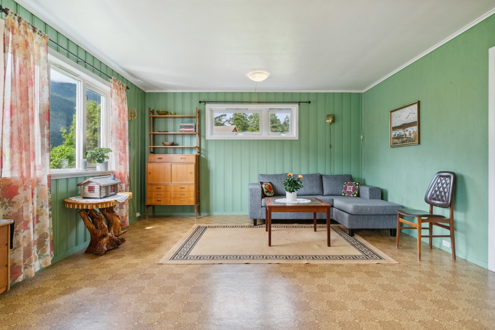 Denne stuen har også en hyggelig peisovn, som bidrar til varme og hygge på kalde vinterdager. Galleribilde