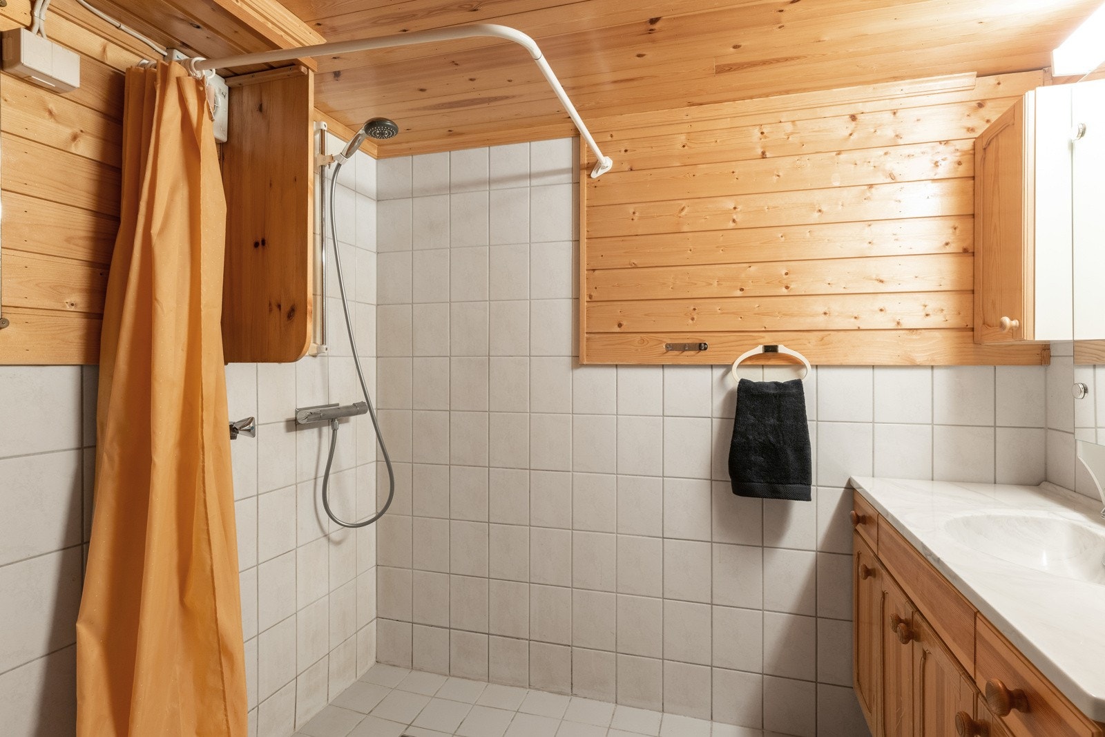 Badet er av god størrelse med toalett, dusjhjørne og servant. Galleribilde