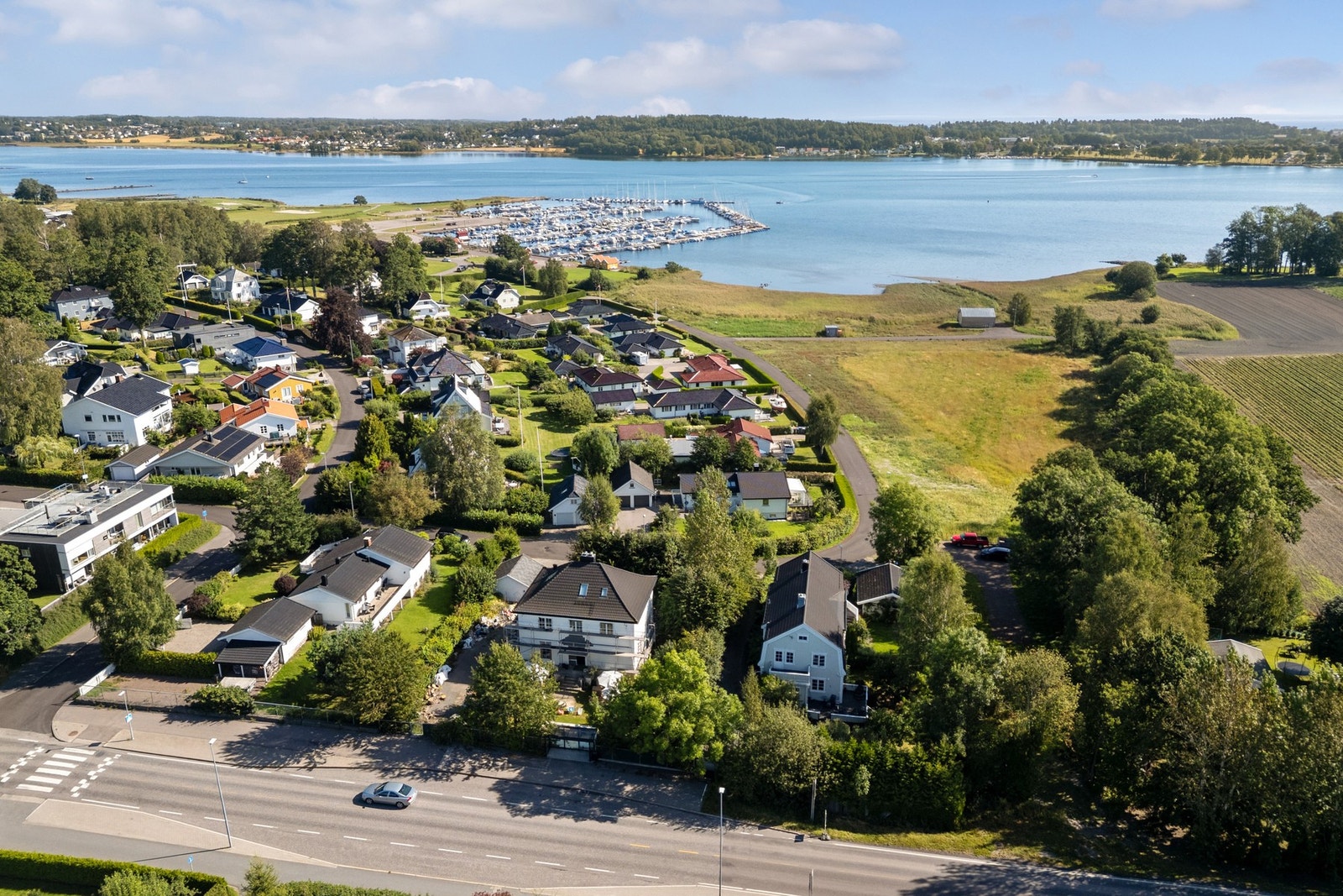 Ved Rosanes er det flotte friarealer med gangveier, hundepark, store gressletter og sandvolleyballbaner, og kun få meter fra eiendommen er det busstopp. Galleribilde