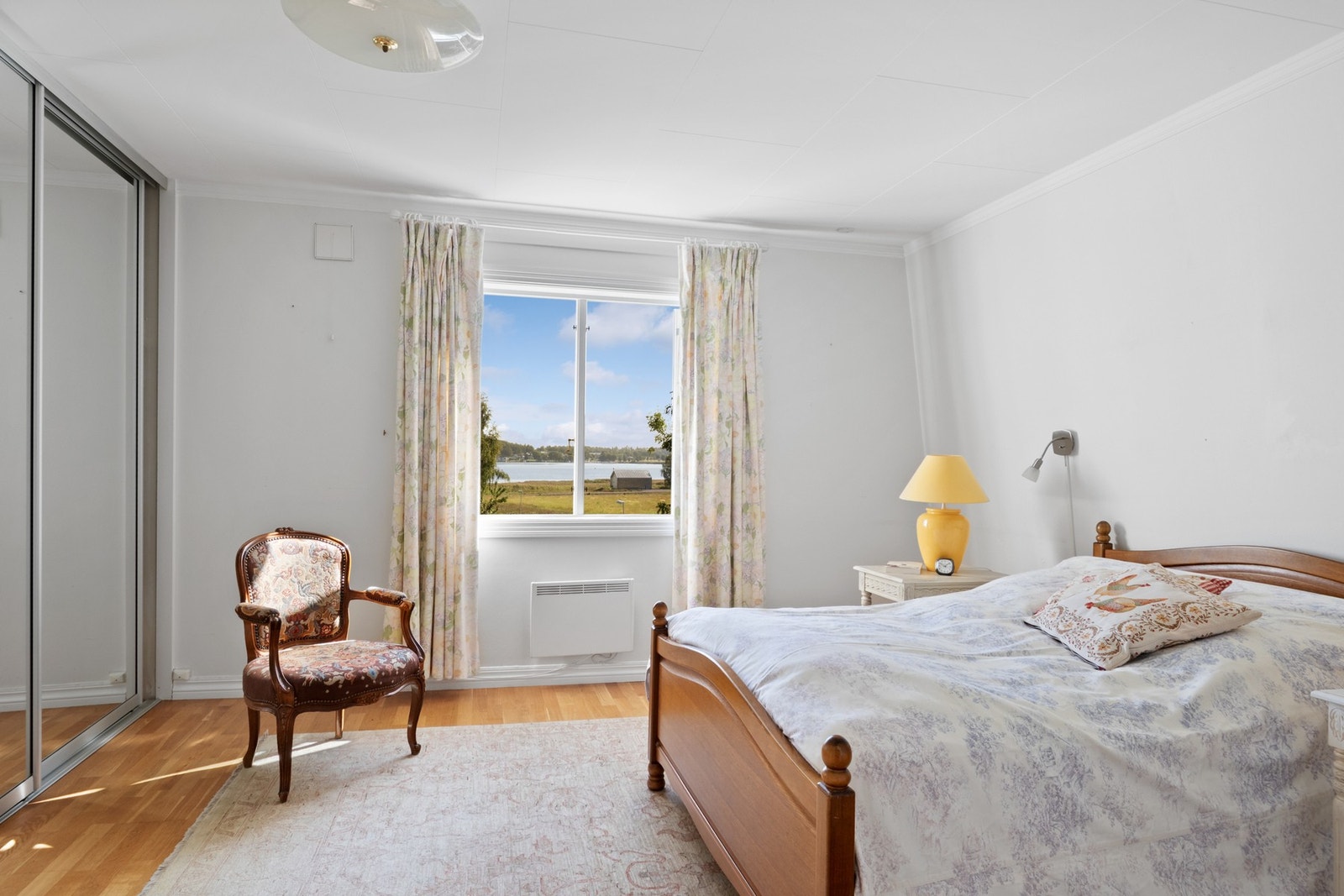 Det er to store, pene soverom i boligen, og begge ligger i andre etasje. Galleribilde