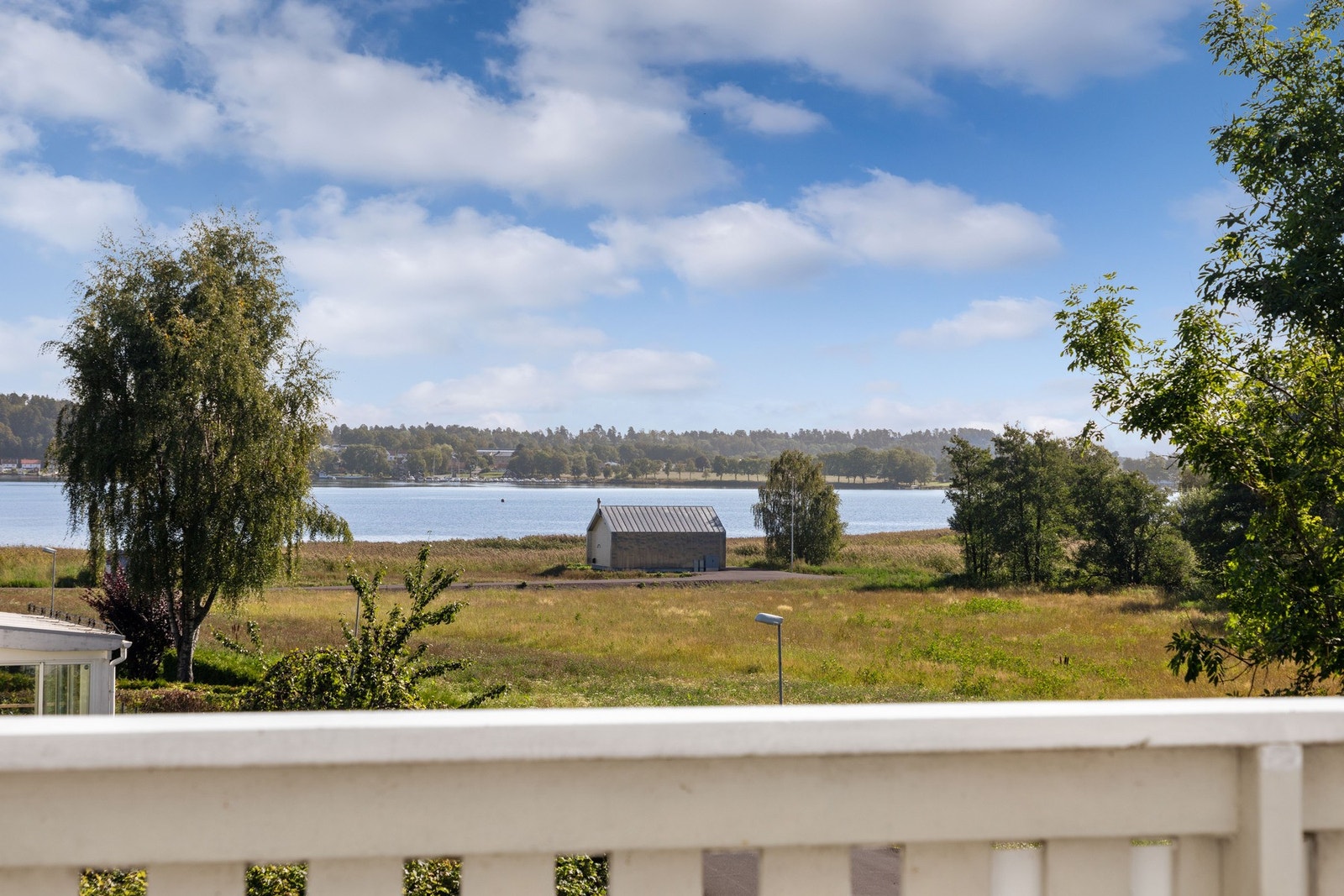 Omgivelsene er rolige og idylliske, like ved sjøen, Rosanesparken, Teie Torv og Teie båthavn. Galleribilde