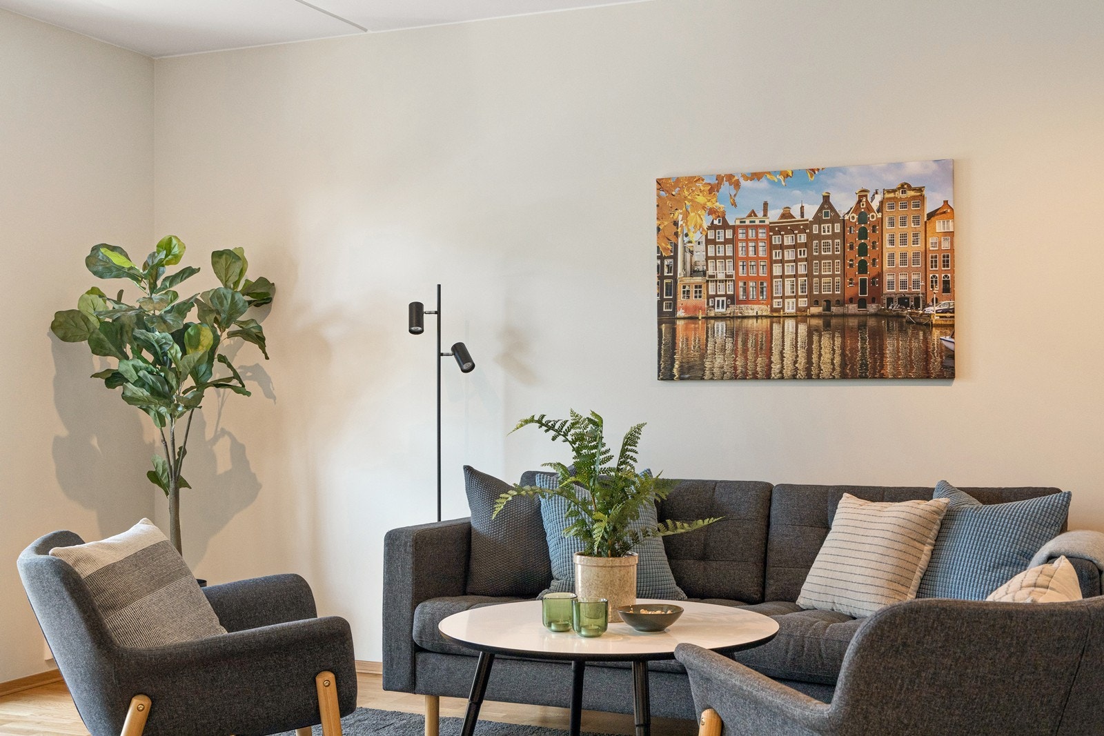 I stuen er det god plass til sofagruppe. Galleribilde