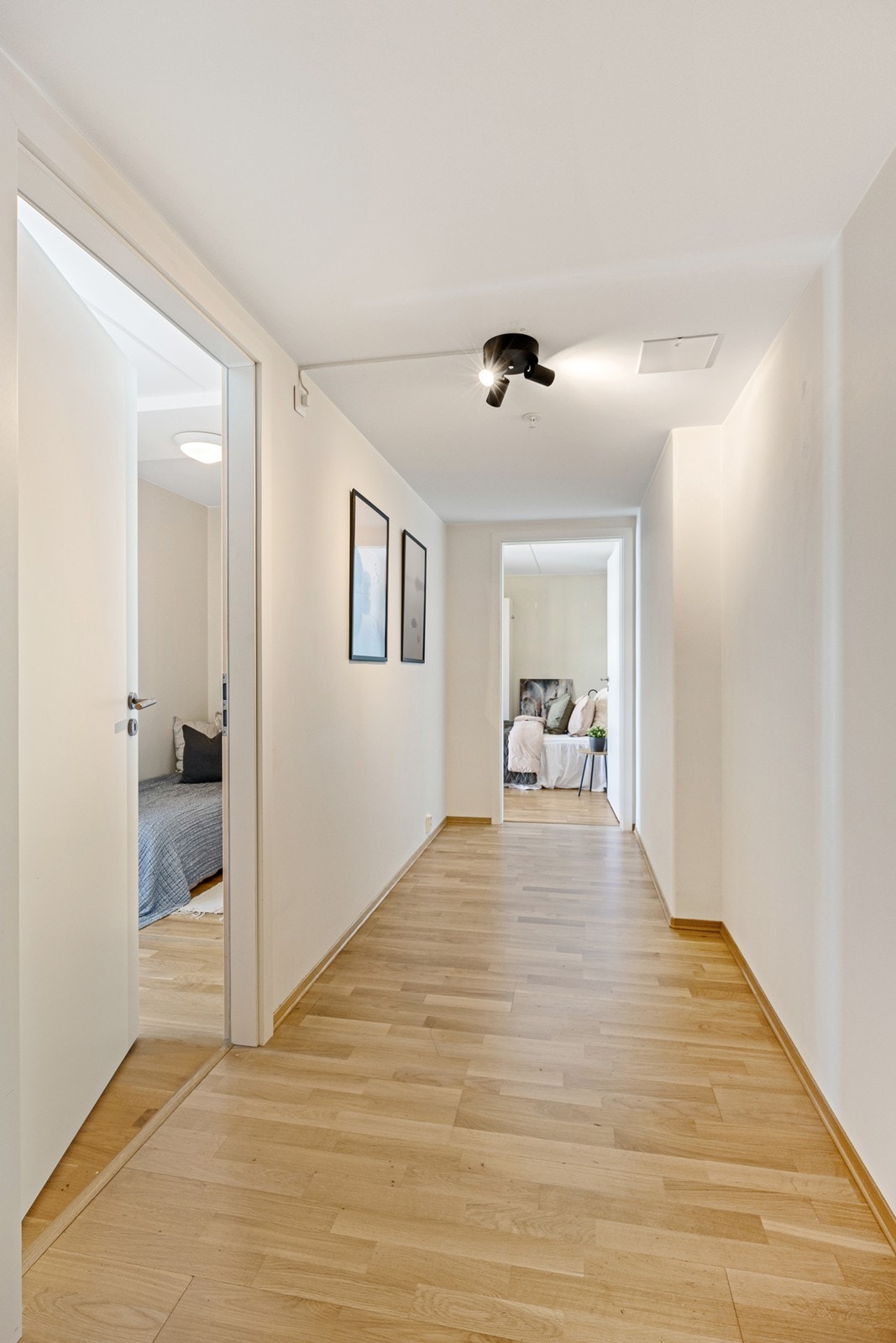 Alle soverommene har adkomst fra en romslig gang hvor det er gode muligheter til å ha oppbevaringsmøbler. Galleribilde
