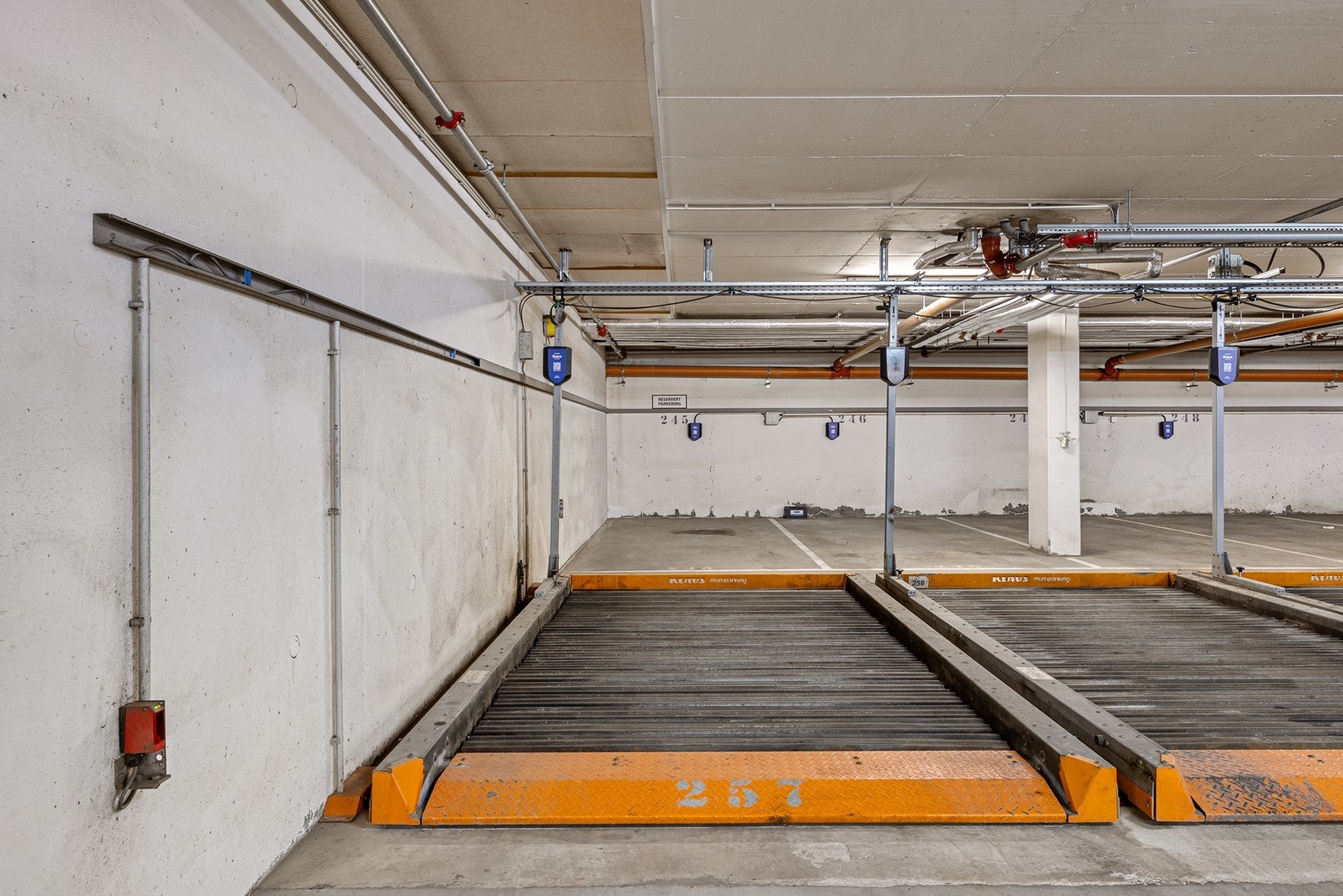 Parkering i felles garasjeanlegg, plass nr 257, på parkeringsflåte. Det gjøres oppmerksom på at totale vektbegrensning på flåten er ca 2200 kg. Det anbefales å sette seg inn i regler og bruk med tanke på denne typen parkering. Galleribilde