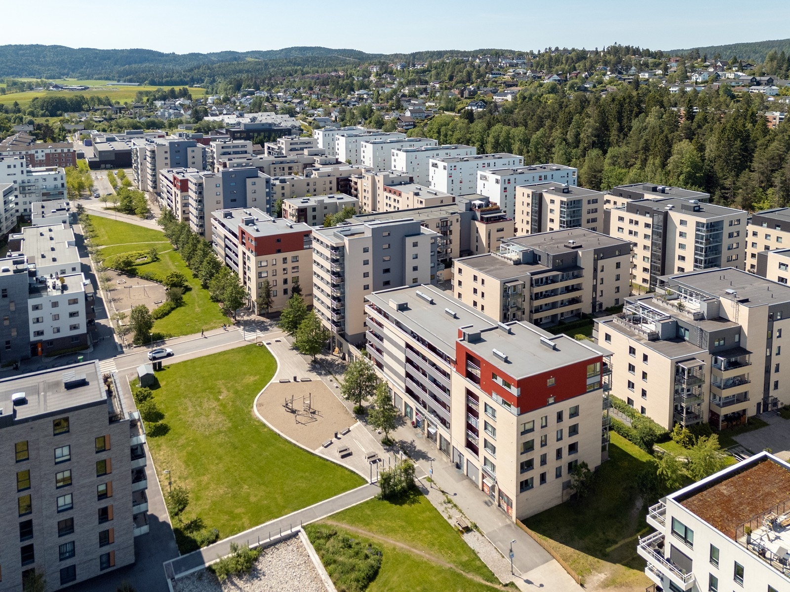 Leiligheten ligger fint til i Skårerbyen. Her er det kort vei til lekeplasser for barna og shoppingmuligheter. Galleribilde
