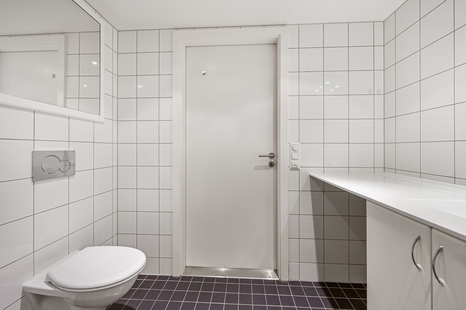 Rommet har gulvvarme og dimbar downlightsbelysning. Galleribilde