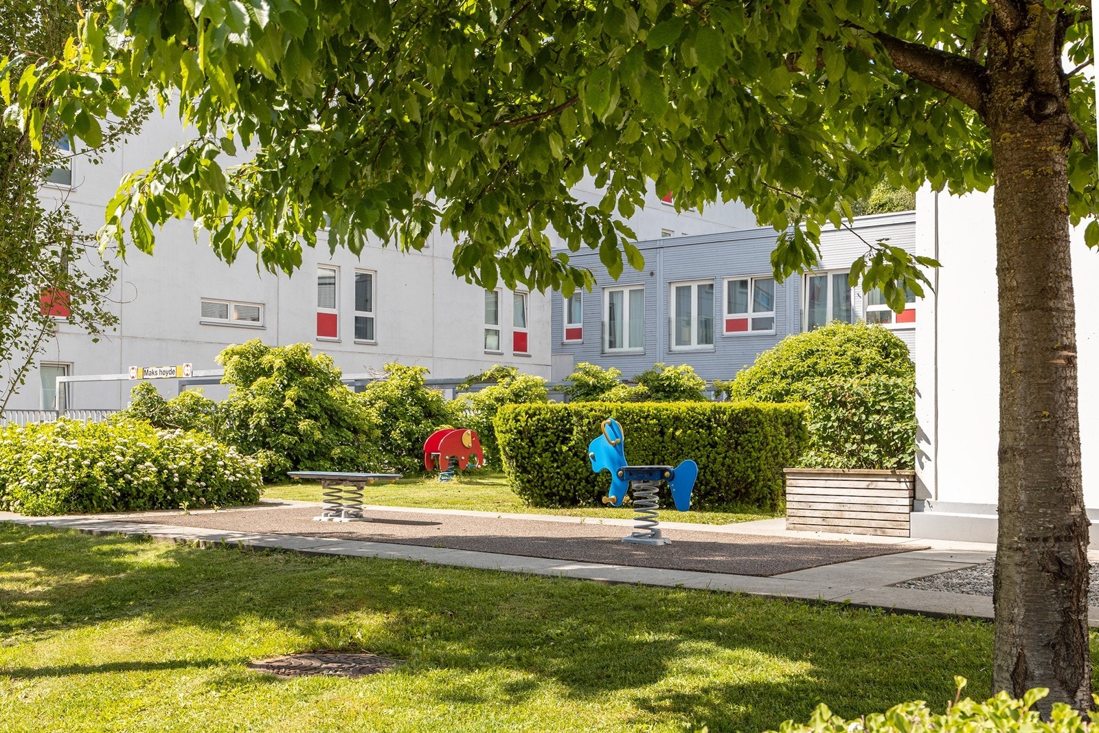 Like utenfor leilighetsbygget er det lekeplass. Perfekt for barnefamilien. Galleribilde