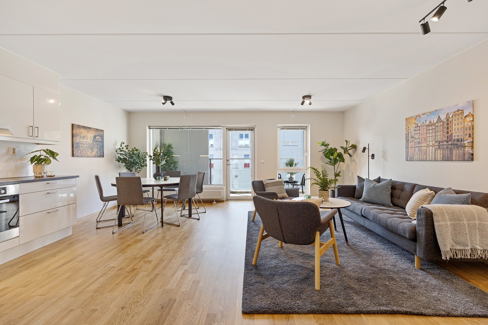 Innenfor balkongen er det stue og kjøkken i en åpen løsning. Galleribilde