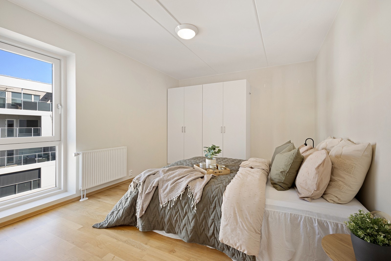 Hovedsoverommet har god plass til seng, garderobe og annet ønskelig møblement. Galleribilde