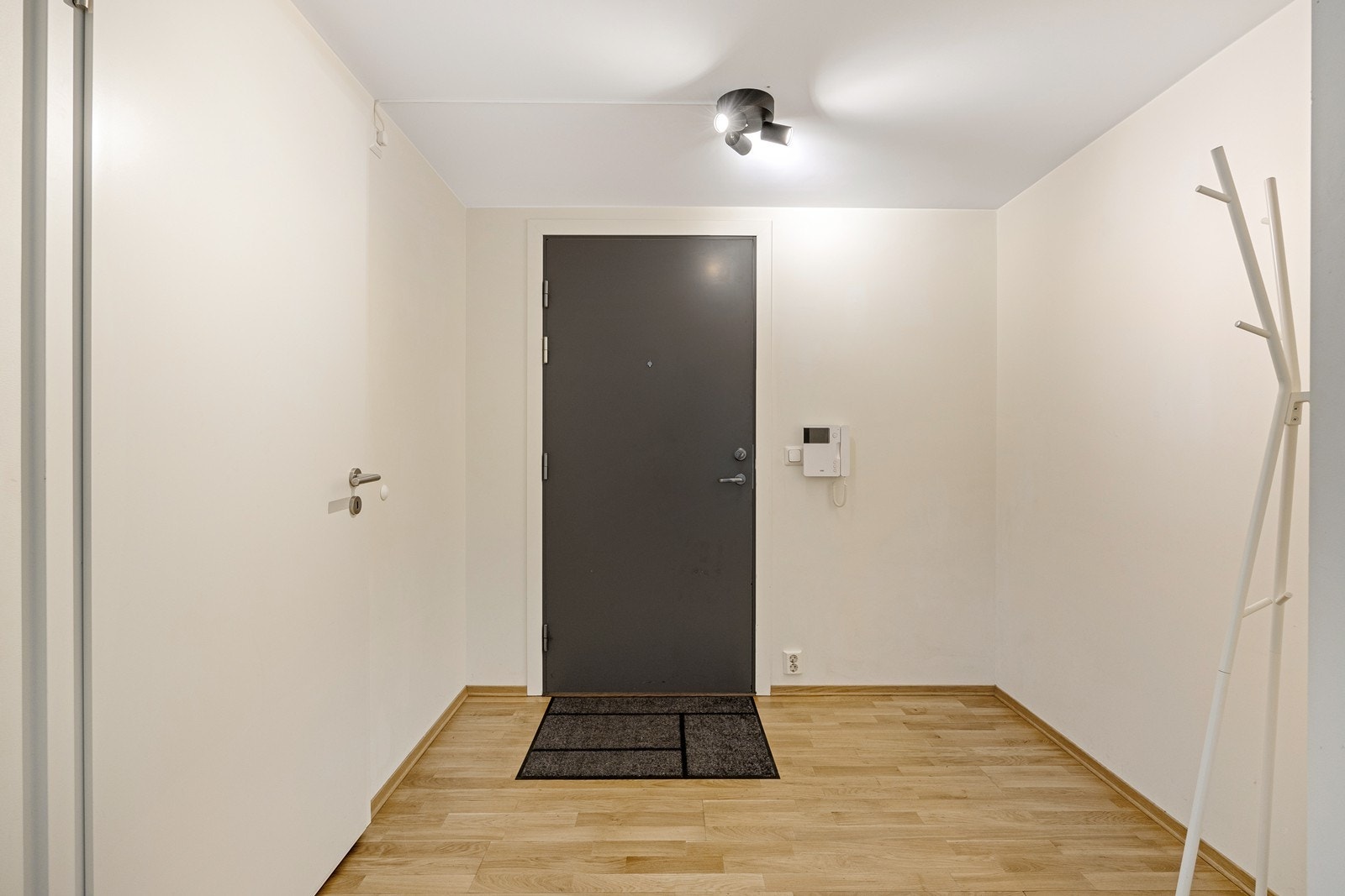 I entreen er det praktisk dørcalling med videofunksjon slik at man kan se hvem som ringer på. Galleribilde