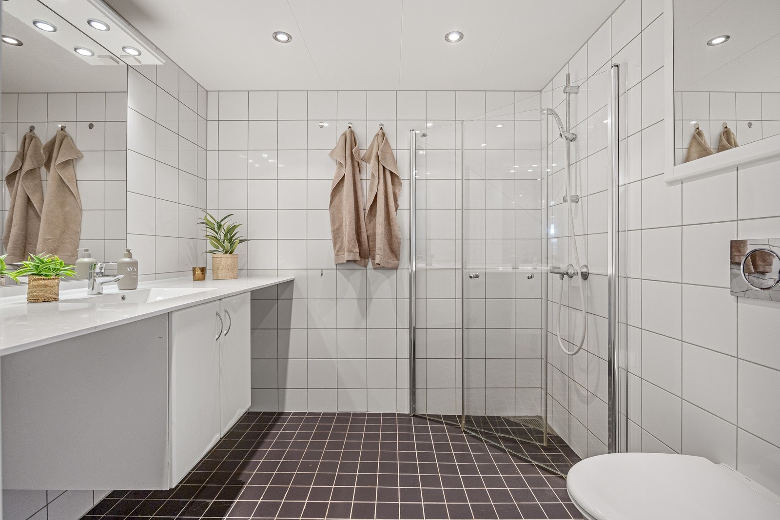 Baderommet har opplegg for vaskemaskin og tørketrommel. Galleribilde