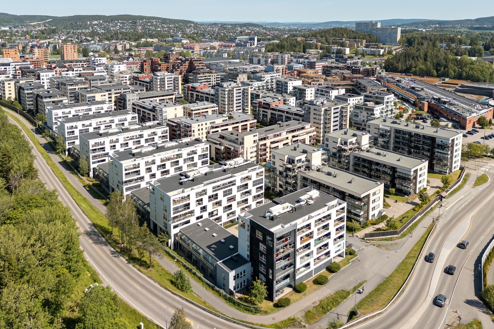 Innen en kort spasertur finner man Triaden kjøpesenter. Senteret ble pusset opp for få år siden og har et rikt tilbud av butikker og spisesteder. Galleribilde