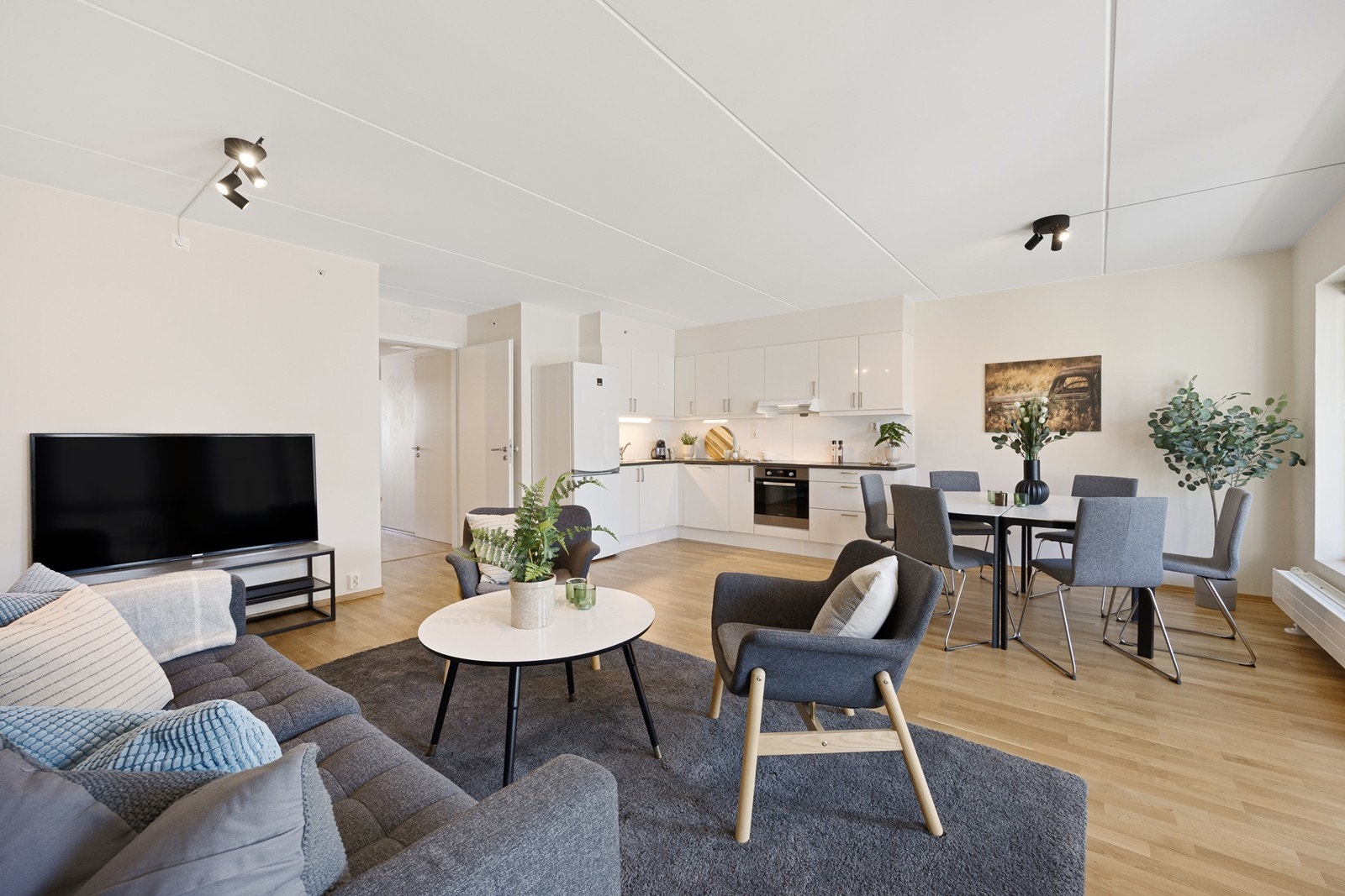 Rommet er av fin størrelse og har god plass til spisebord i tillegg til sofakroken. Galleribilde