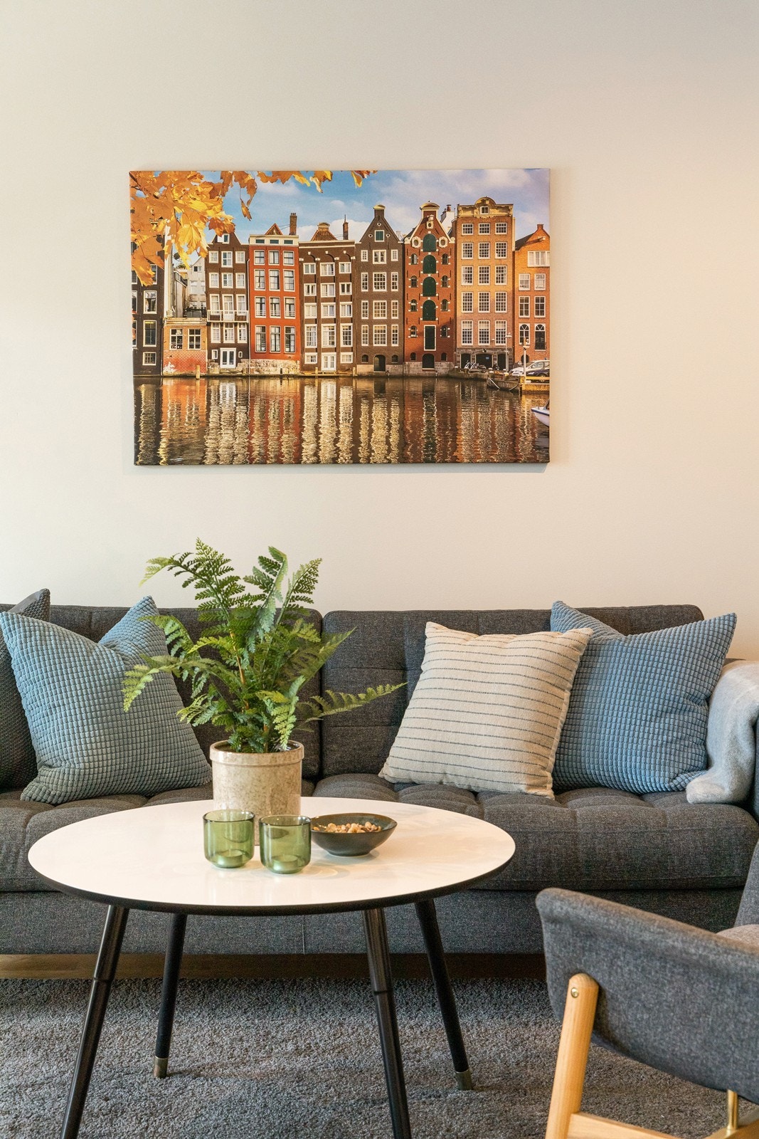Synk ned i sofaen med en god bok og en kopp varm te. Galleribilde