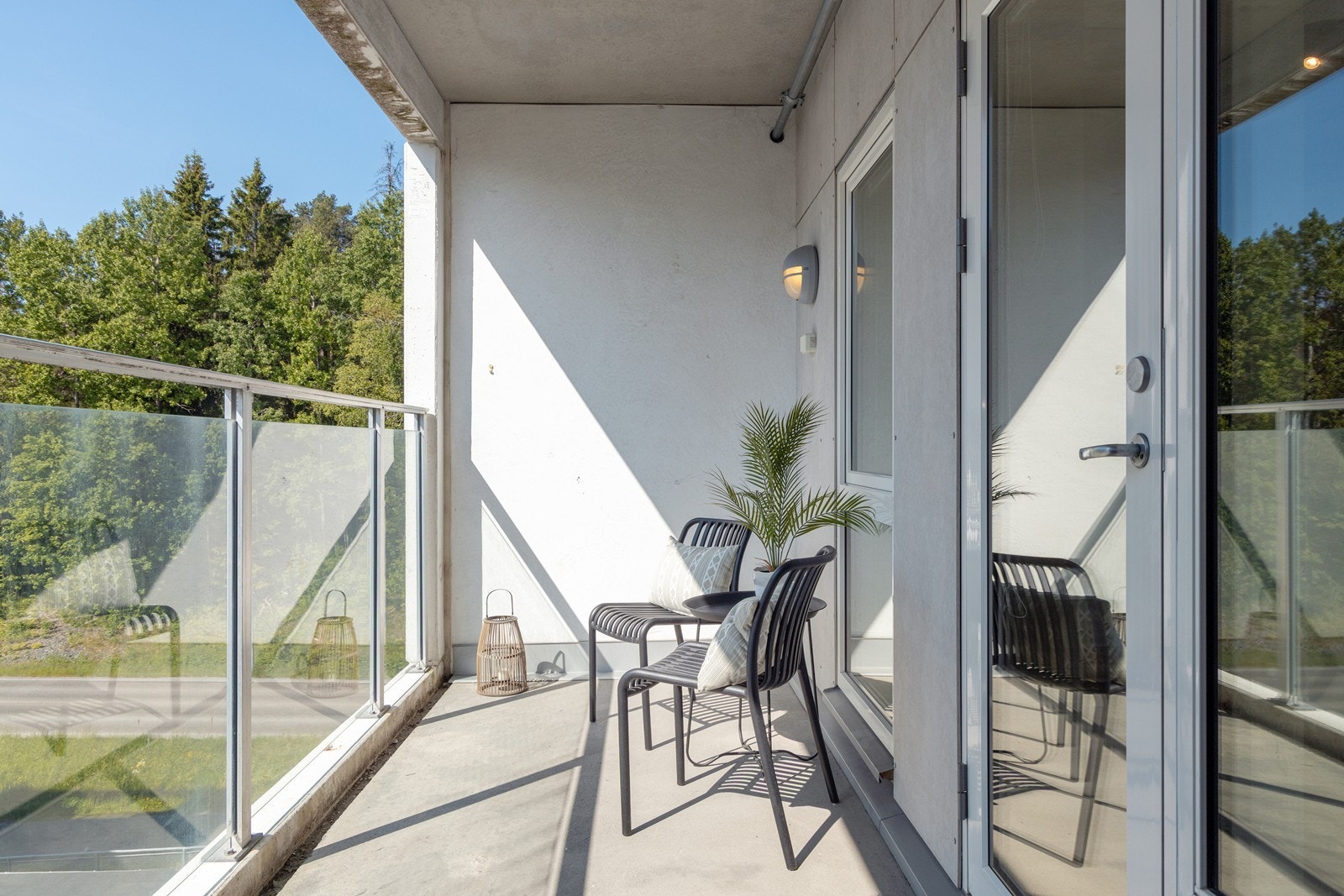 Leiligheten ar en balkong hvor det er utelys og stikkontakt. Galleribilde